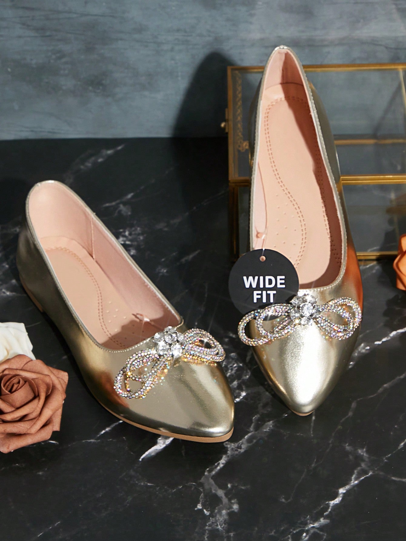 Sapatilha Bico Fino Com Laço De Strass Elegante