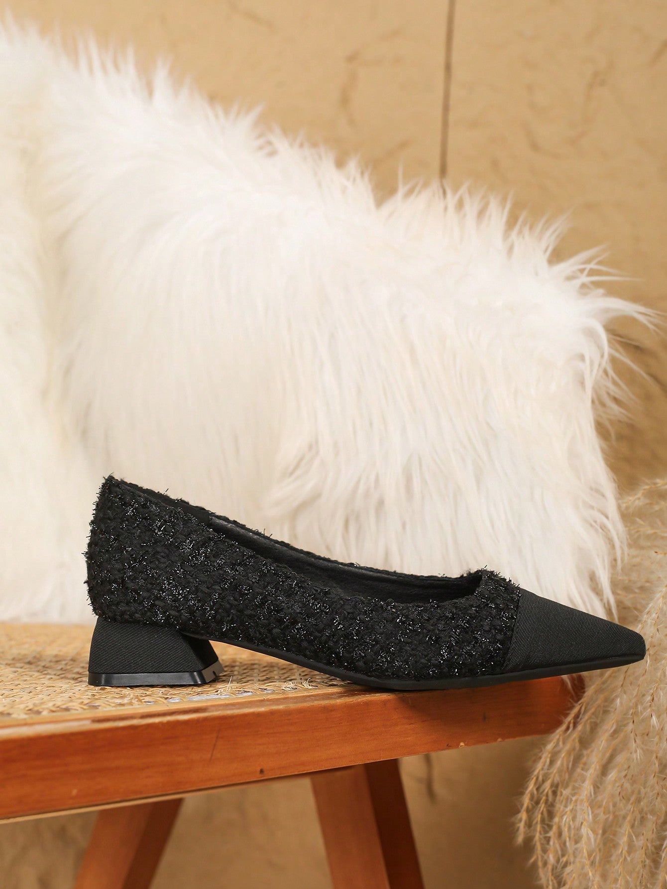 Sapato Bico Fino Texturizado Com Detalhe Elegante