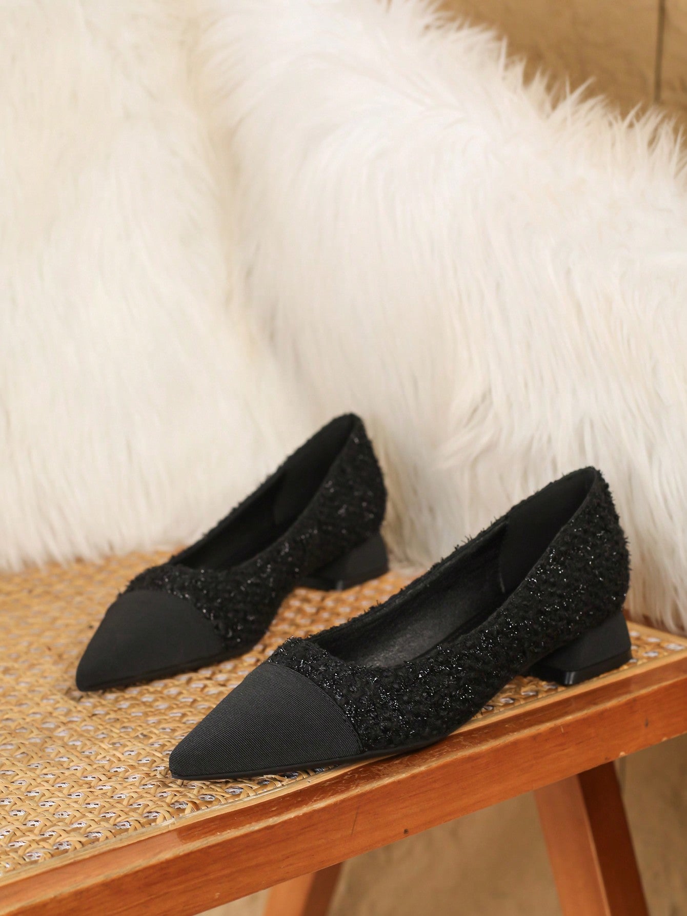 Sapato Bico Fino Texturizado Com Detalhe Elegante