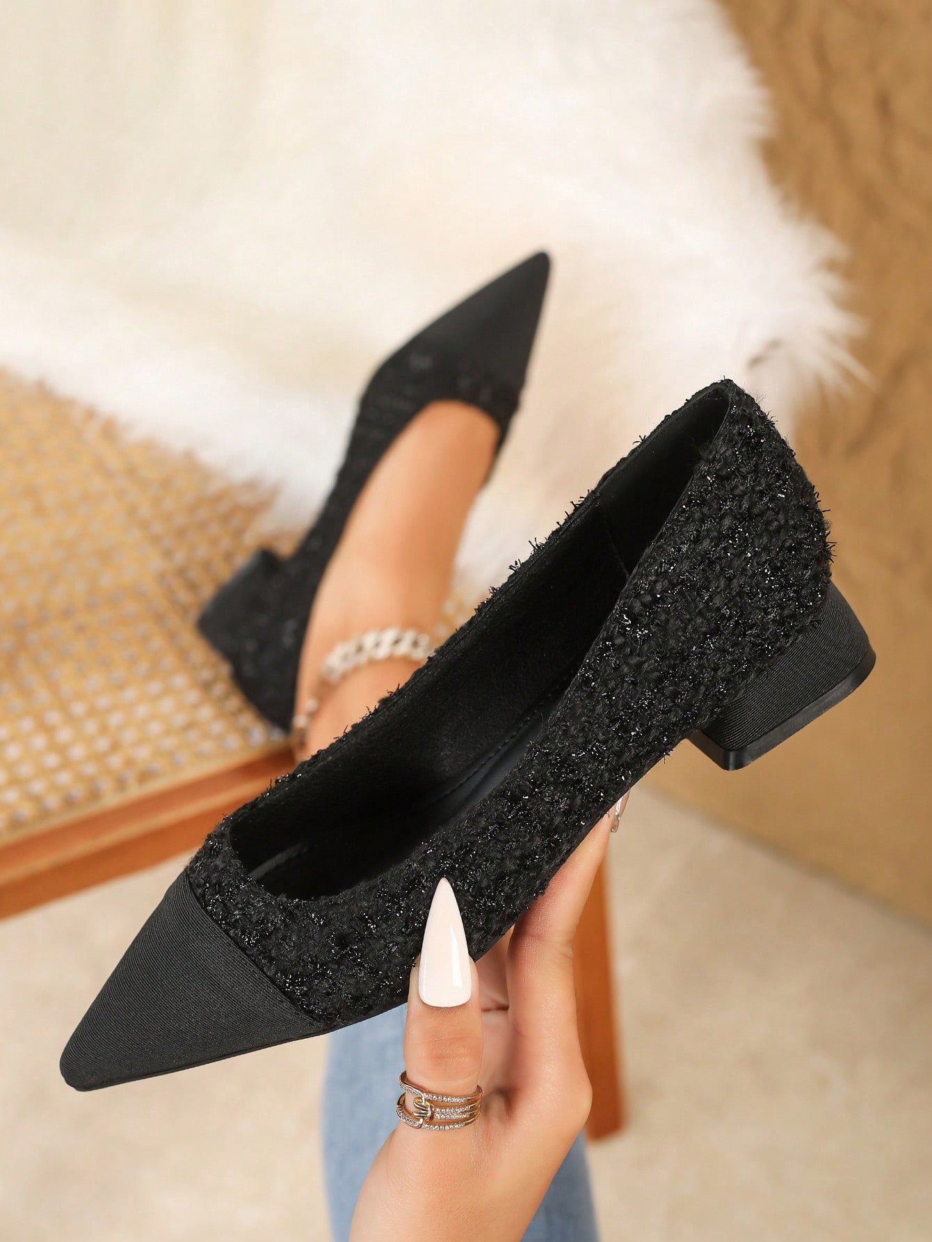 Sapato Bico Fino Texturizado Com Detalhe Elegante