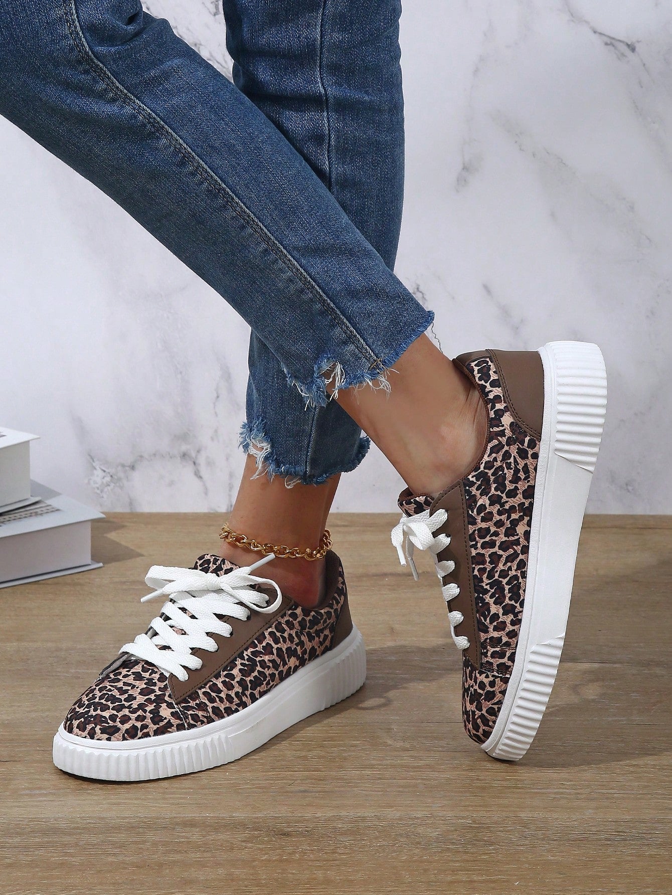 Tênis Casual Animal Print De Onça Com Sola Alta Estilosa