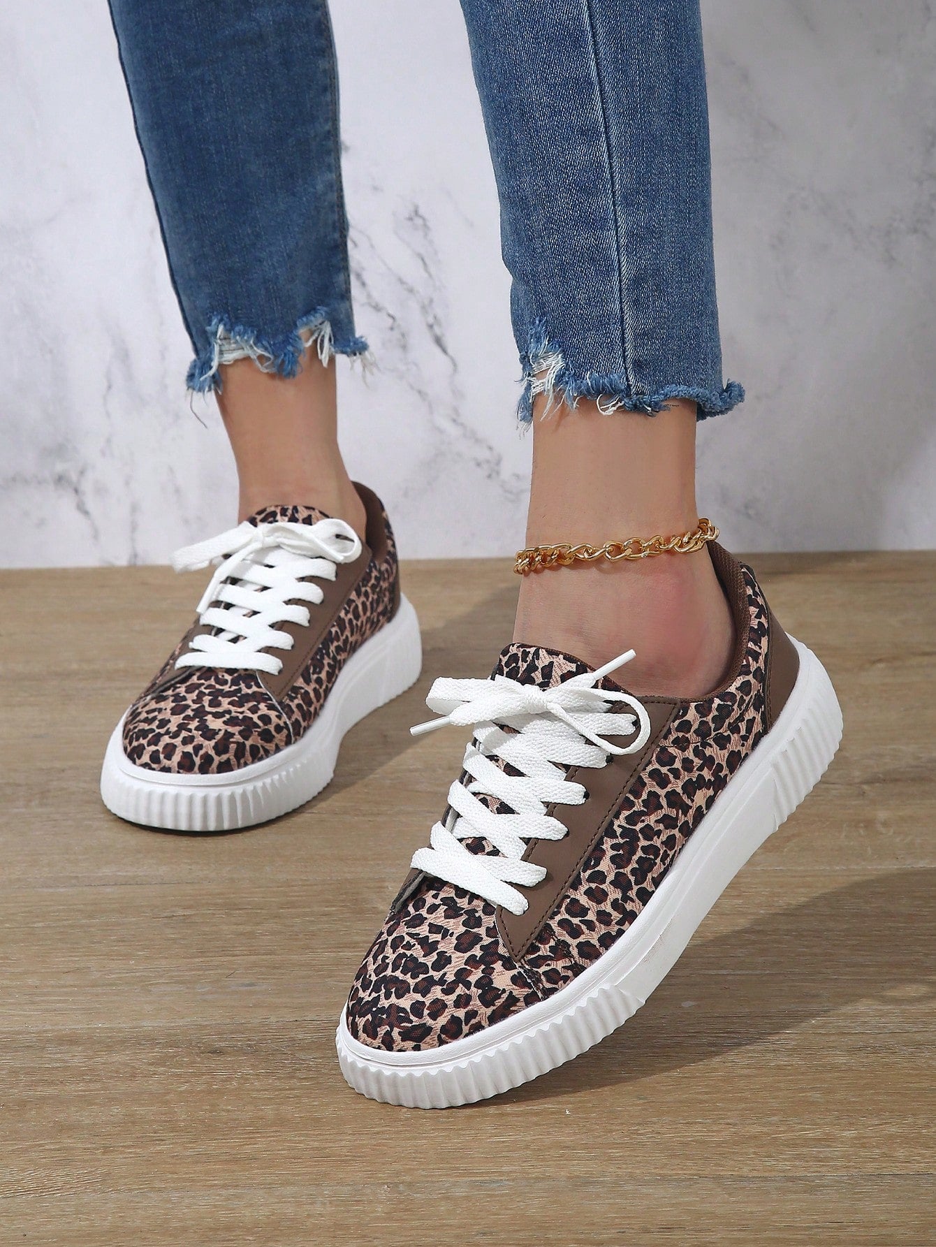 Tênis Casual Animal Print De Onça Com Sola Alta Estilosa