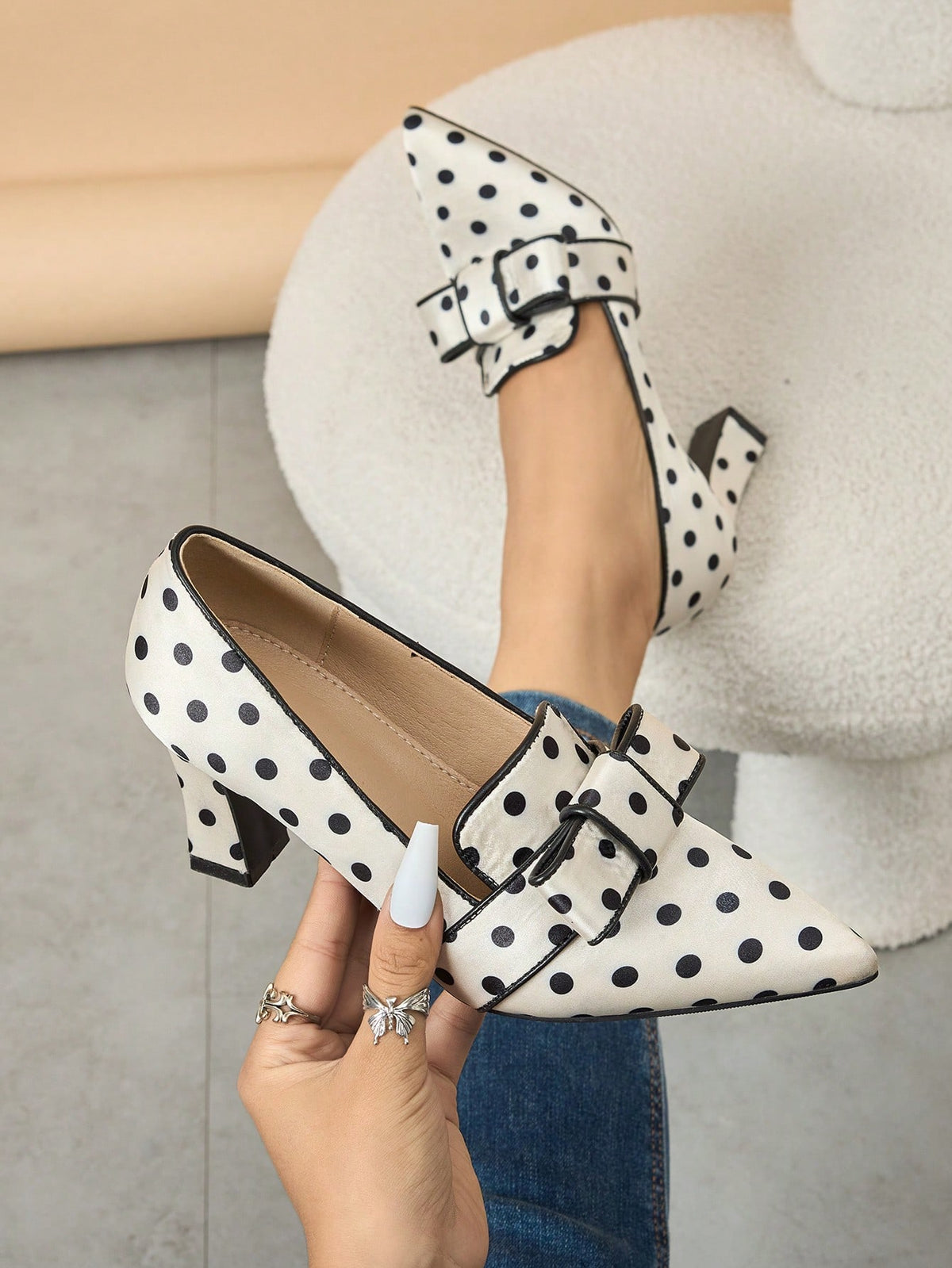 Sapato Bico Fino Estampado Poá Com Fivela E Salto Bloco