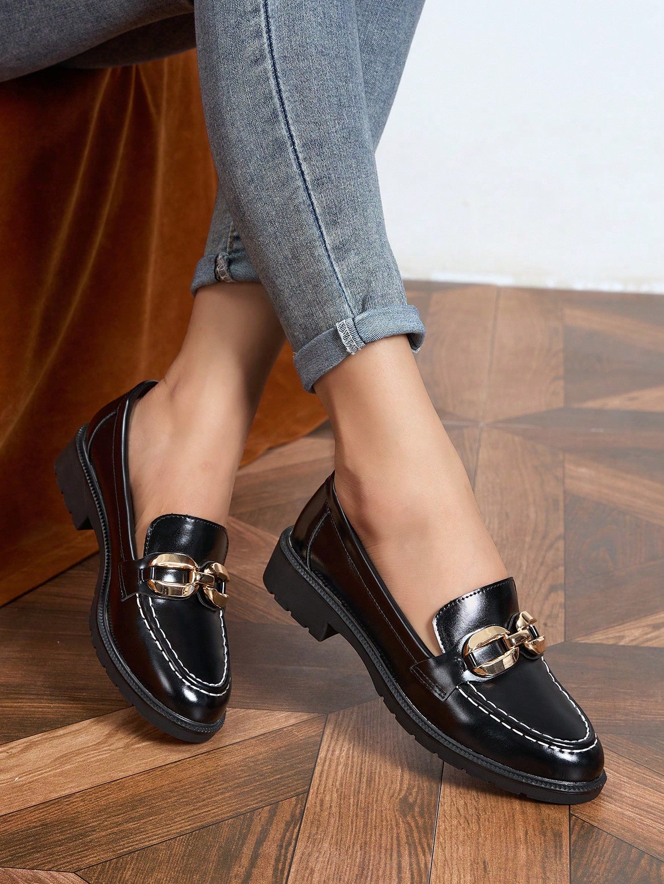 Sapato Mocassim Verniz Com Fivela Metálica Sofisticada