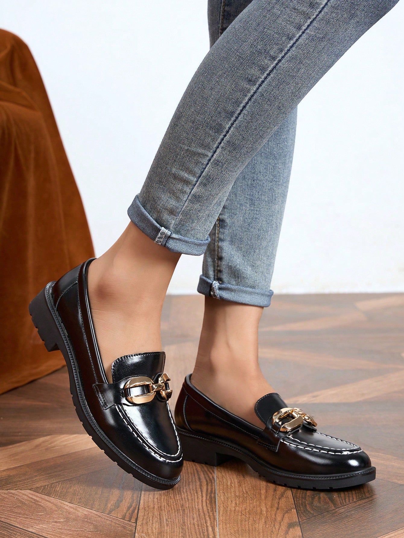 Sapato Mocassim Verniz Com Fivela Metálica Sofisticada