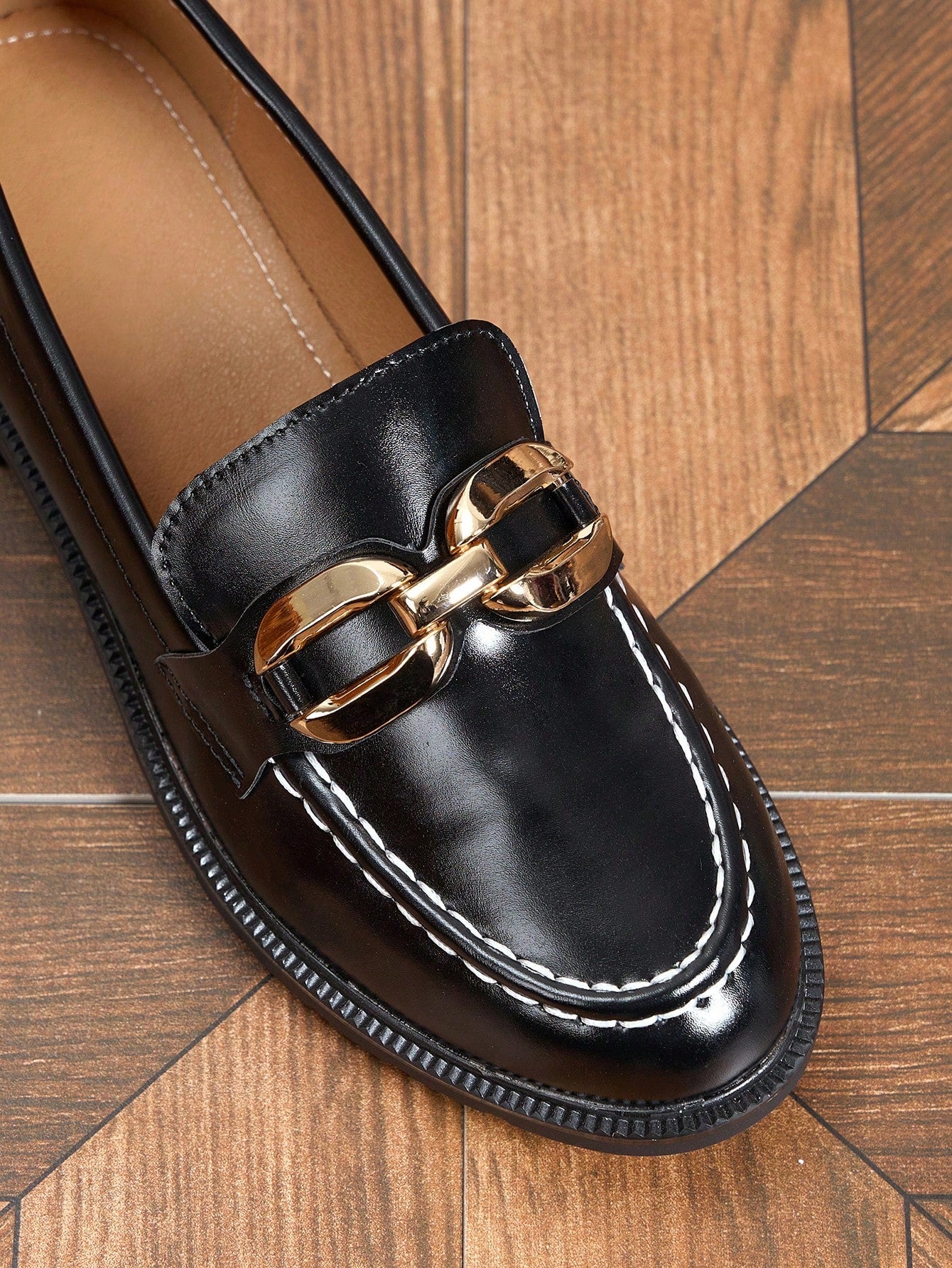 Sapato Mocassim Verniz Com Fivela Metálica Sofisticada