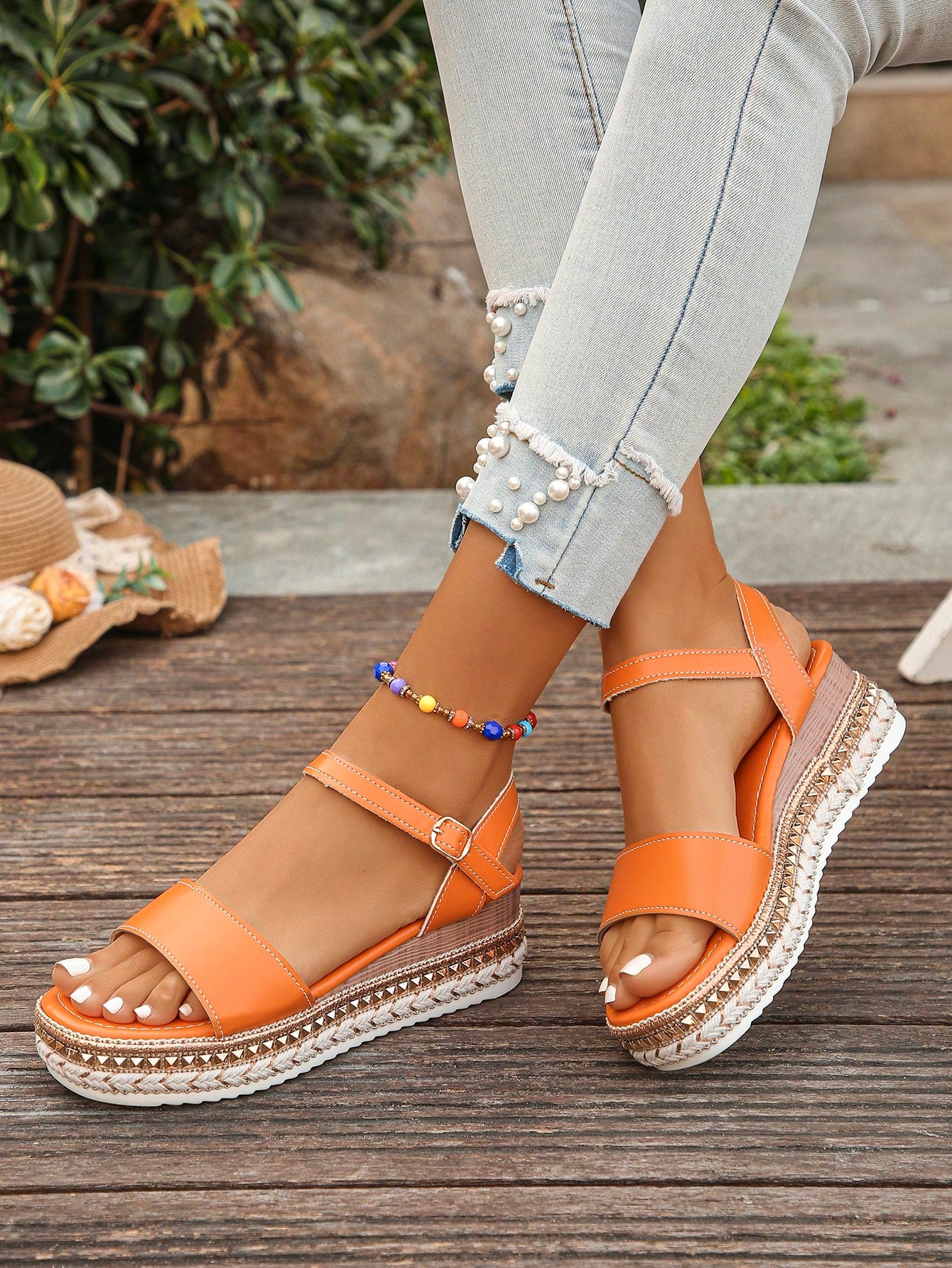 Sandália Flatform Com Fivela E Detalhes Trançados