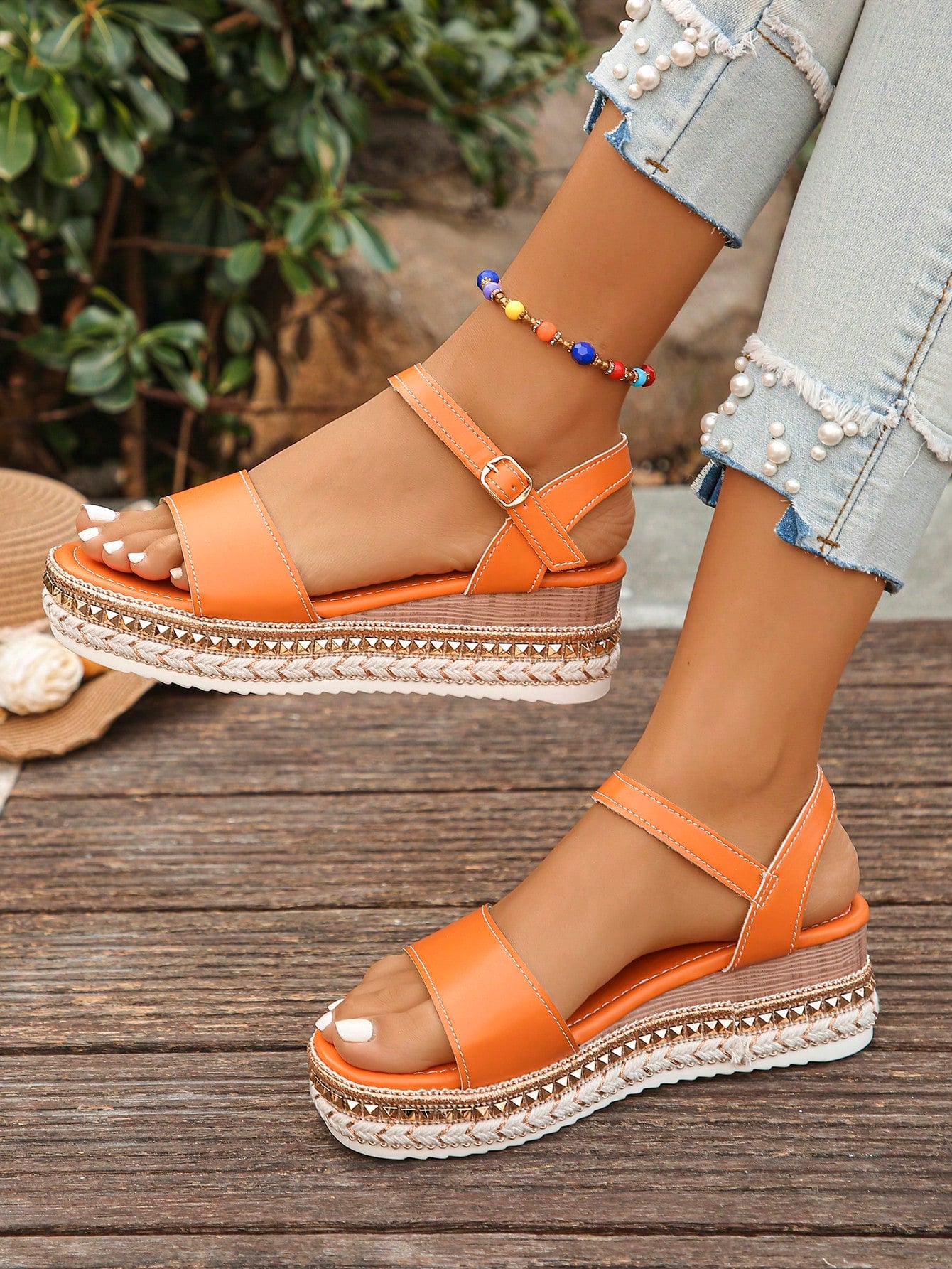 Sandália Flatform Com Fivela E Detalhes Trançados