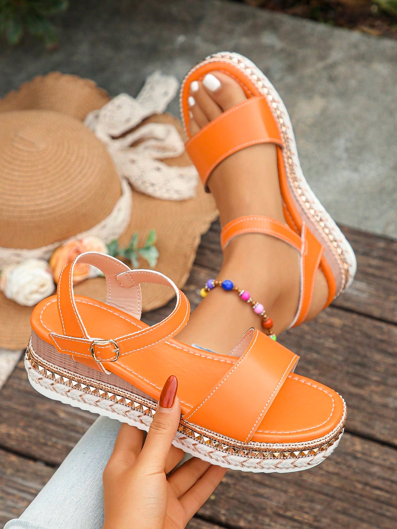 Sandália Flatform Com Fivela E Detalhes Trançados