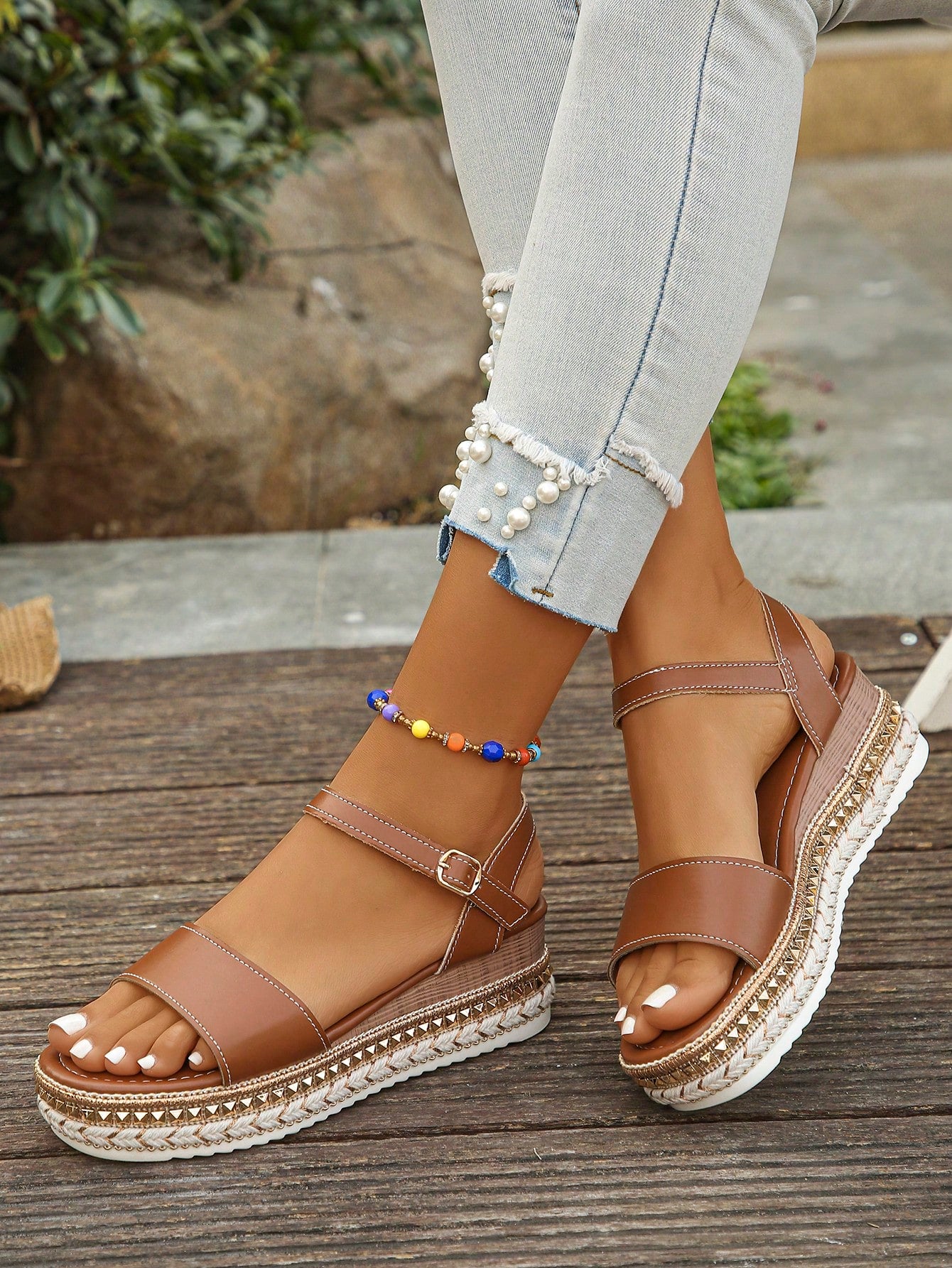 Sandália Flatform Com Fivela E Detalhes Trançados