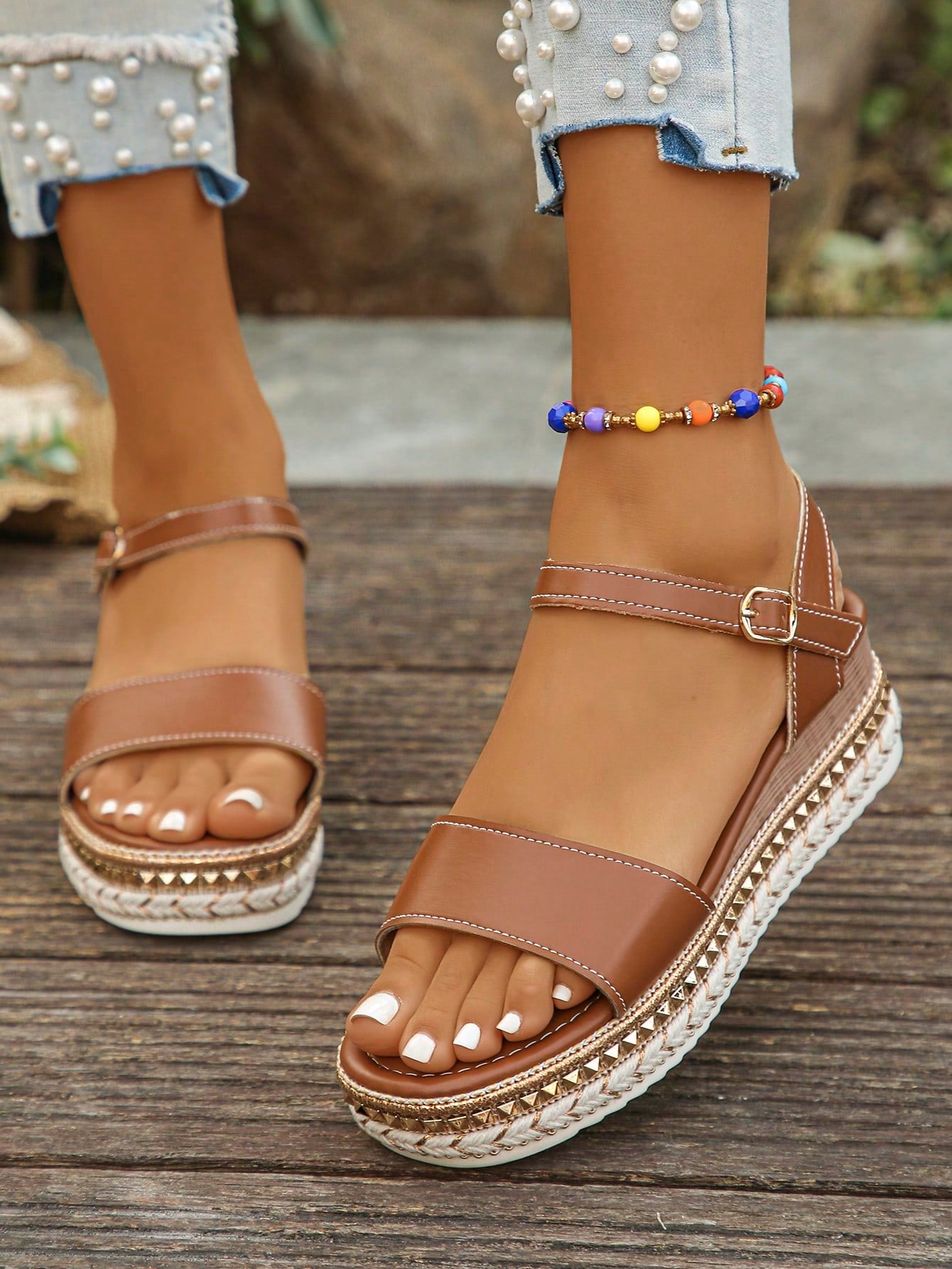Sandália Flatform Com Fivela E Detalhes Trançados