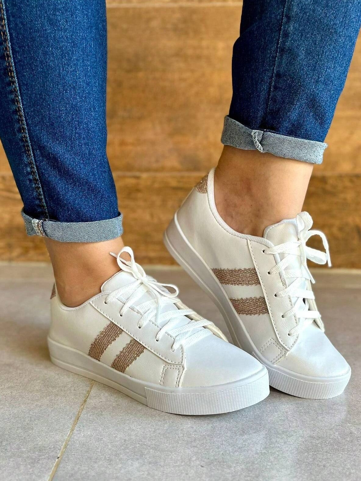 Tênis Casual Detalhe Listras Laterais Design Moderno