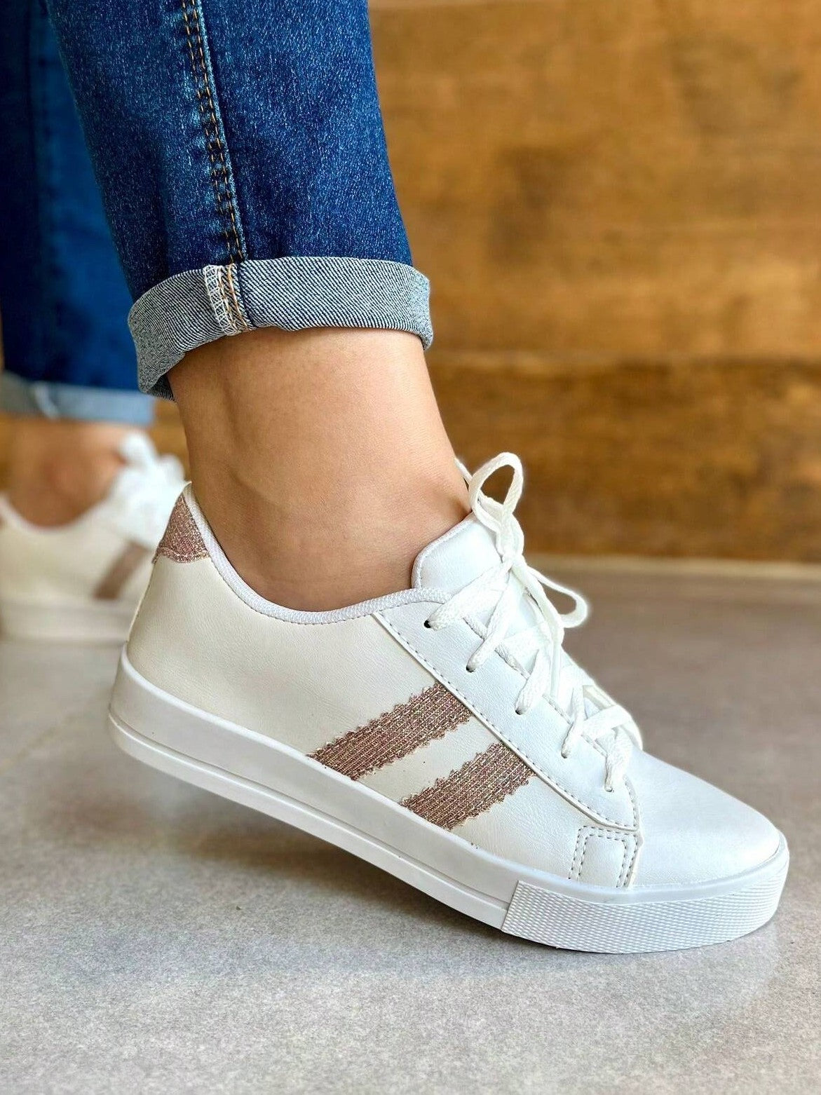 Tênis Casual Detalhe Listras Laterais Design Moderno