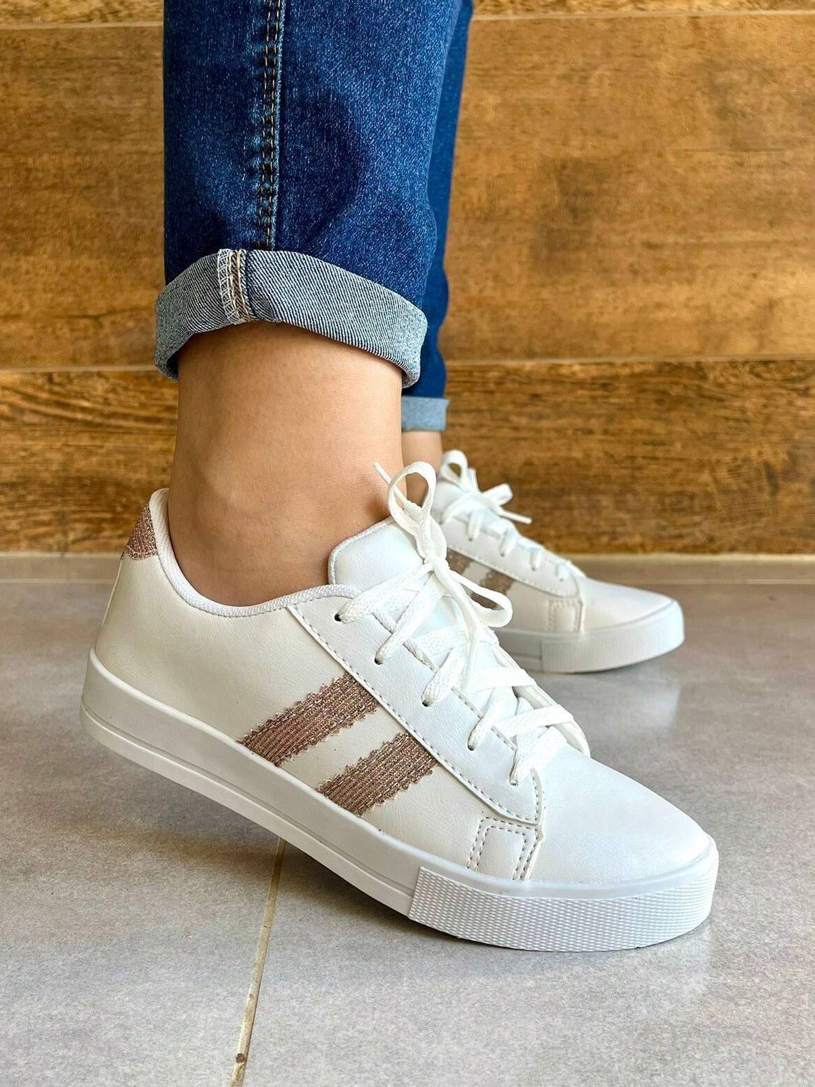 Tênis Casual Detalhe Listras Laterais Design Moderno