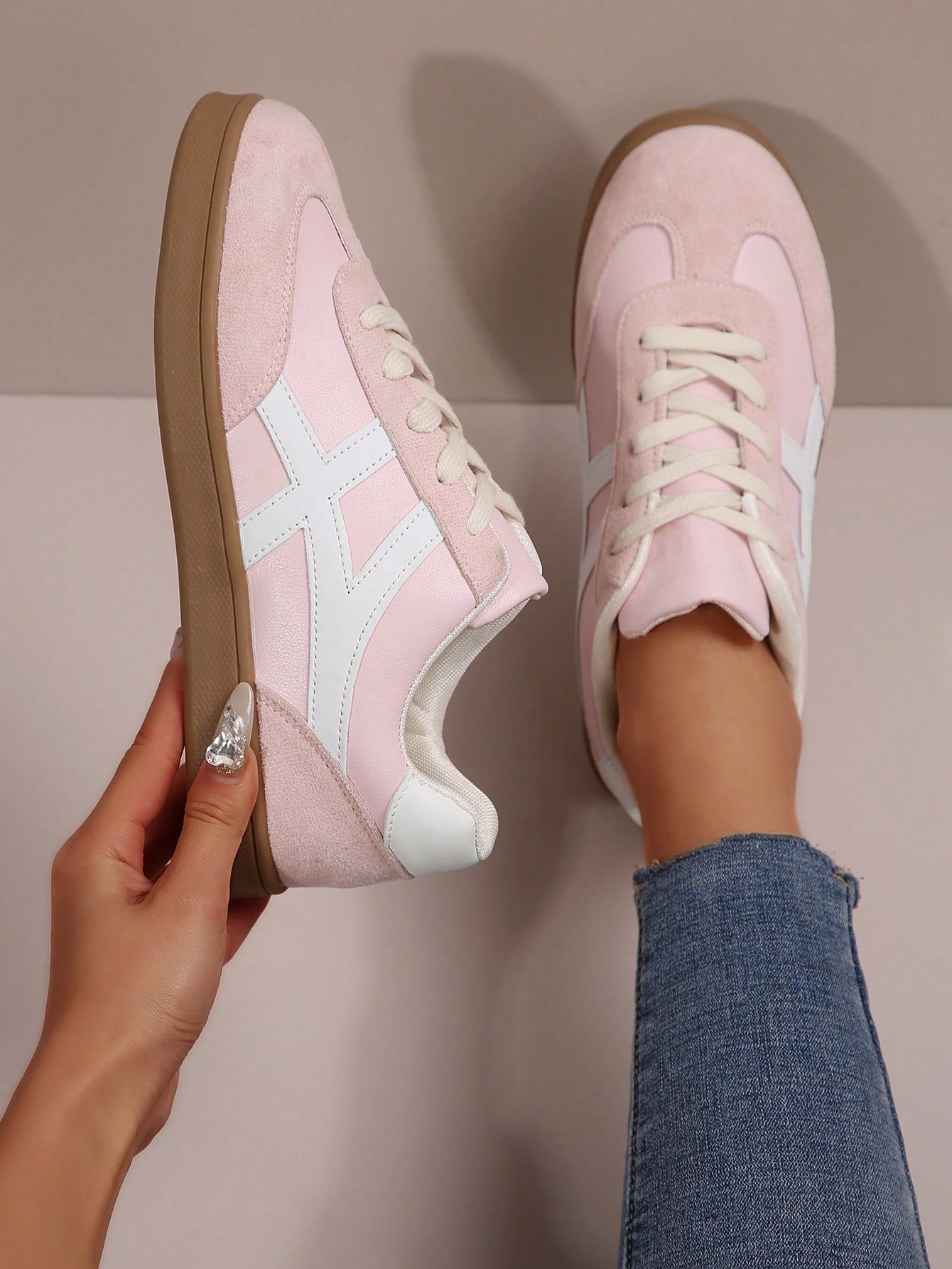 Tênis Casual Estilo Retrô Com Solado Reto Confortável