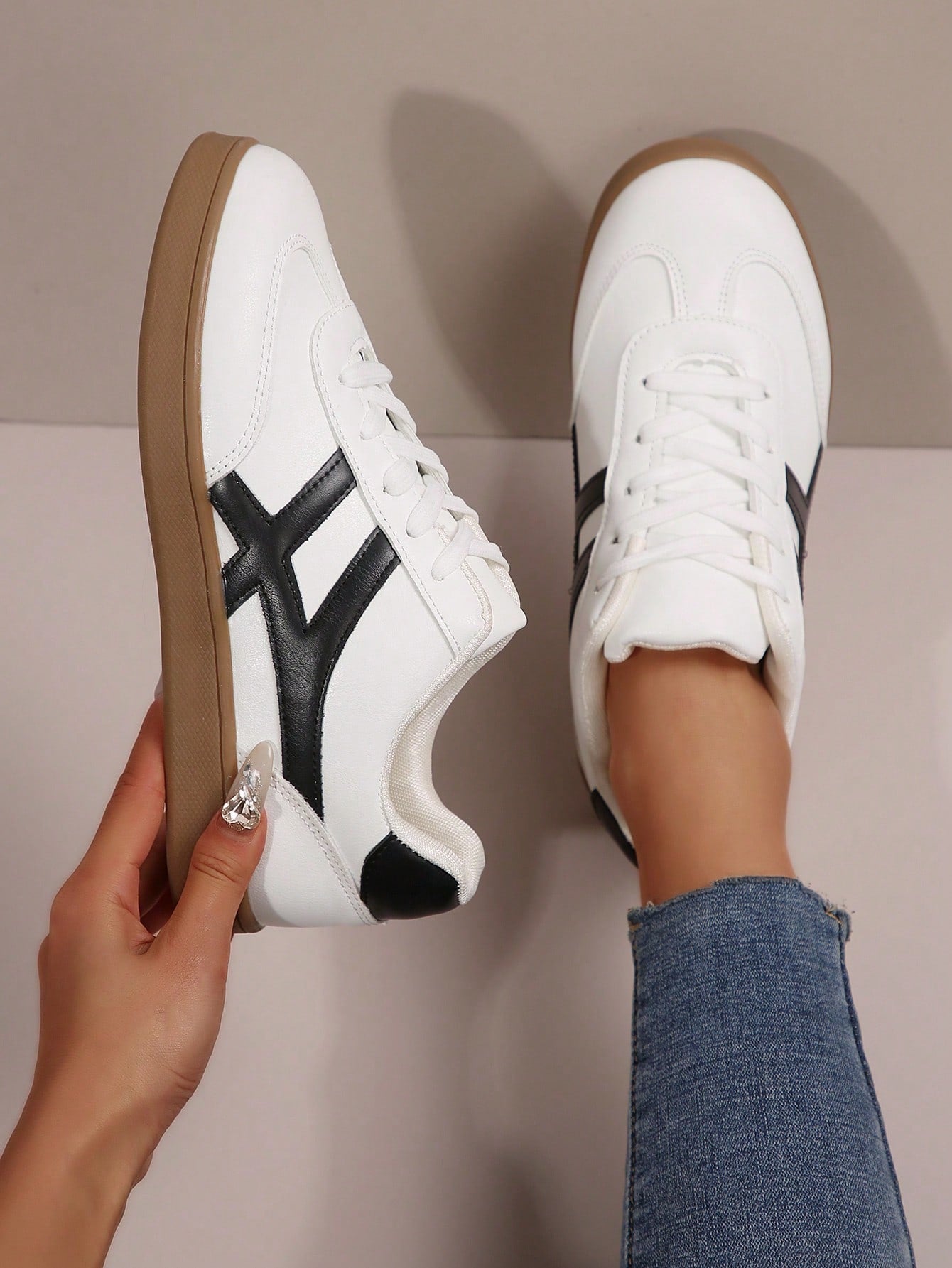 Tênis Casual Estilo Retrô Com Solado Reto Confortável