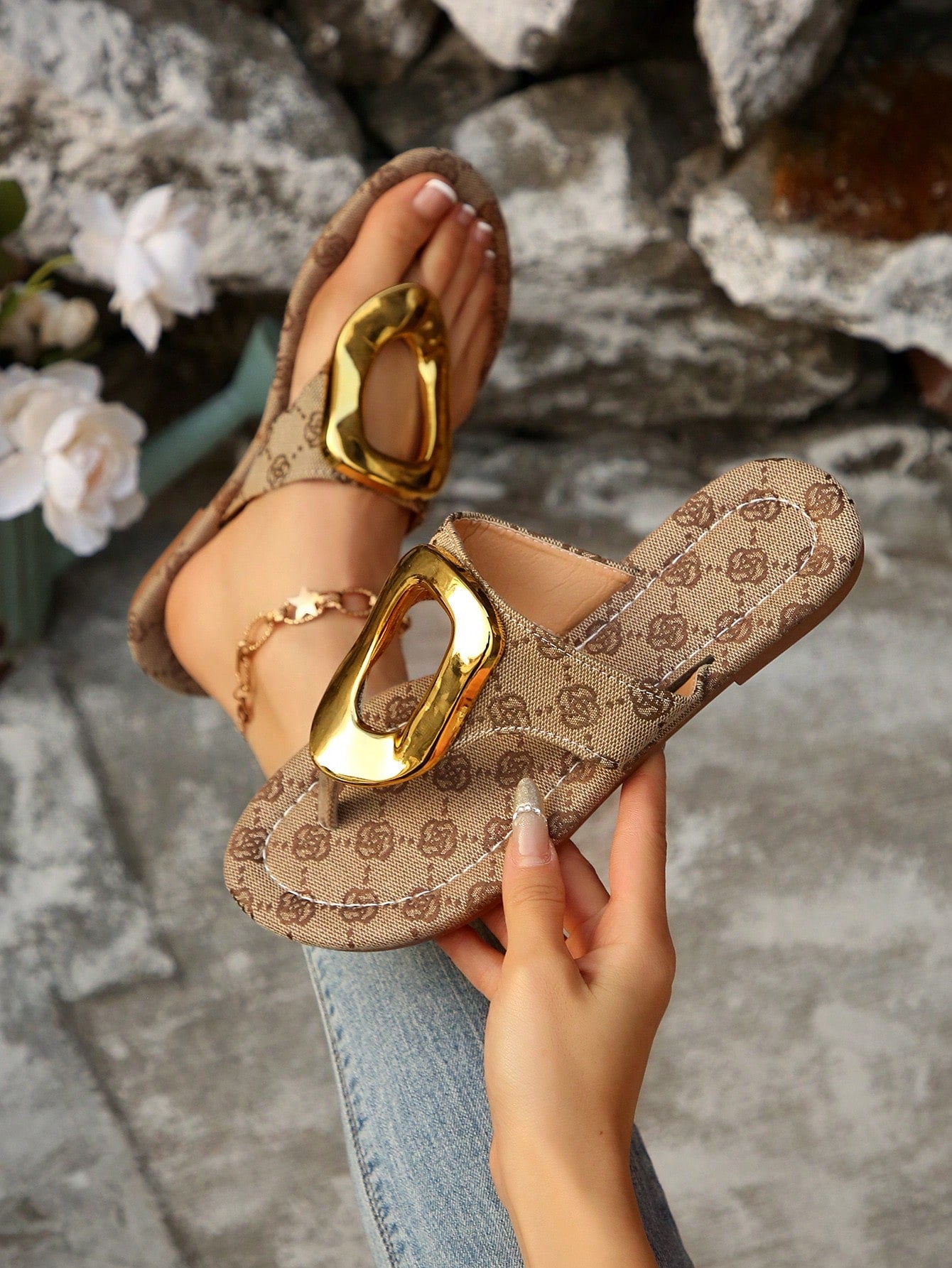 Sandália Rasteira Com Detalhe Metálico Dourado Elegante