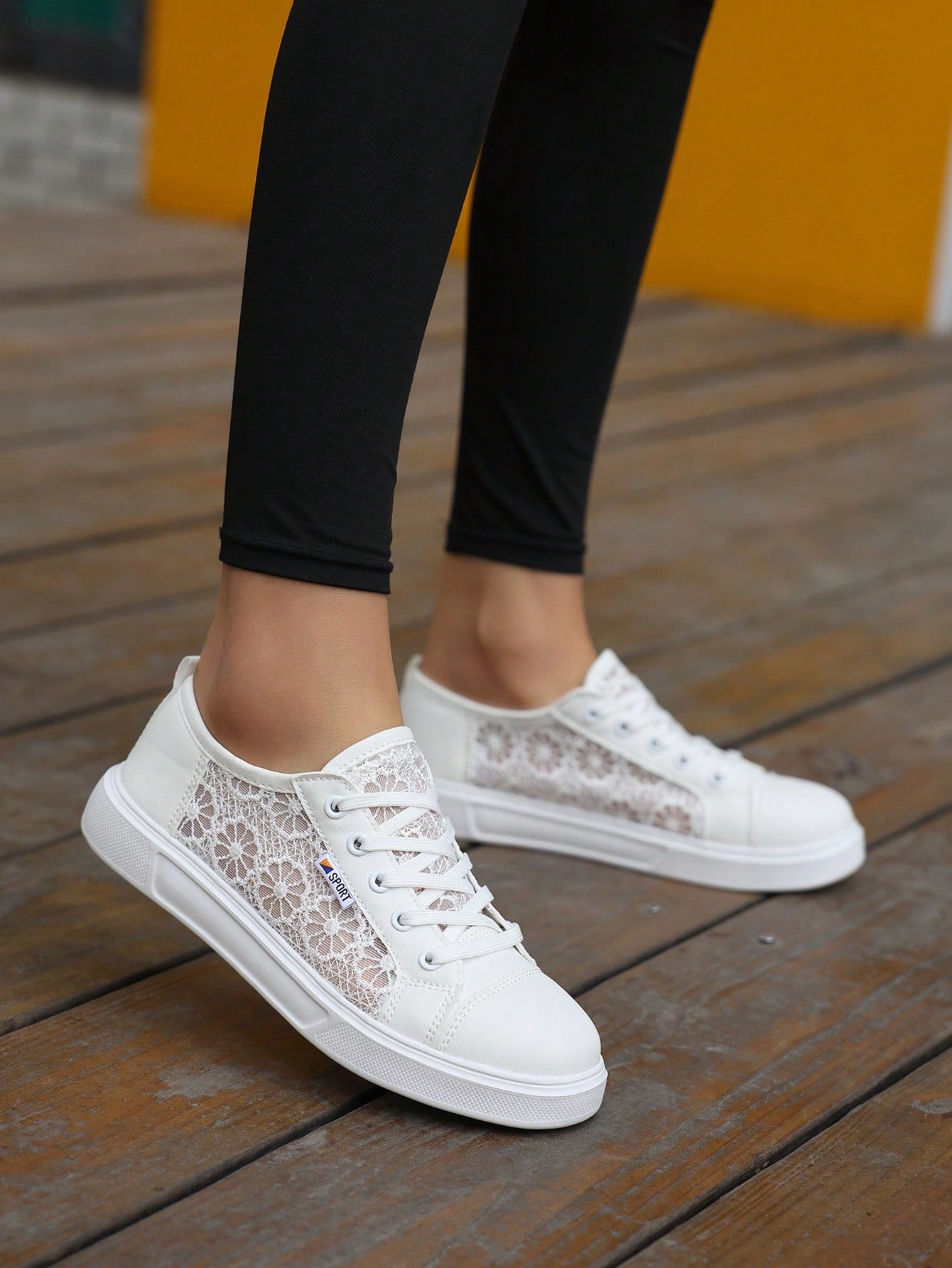 Tênis Casual Com Recortes Florais Texturizados Elegante