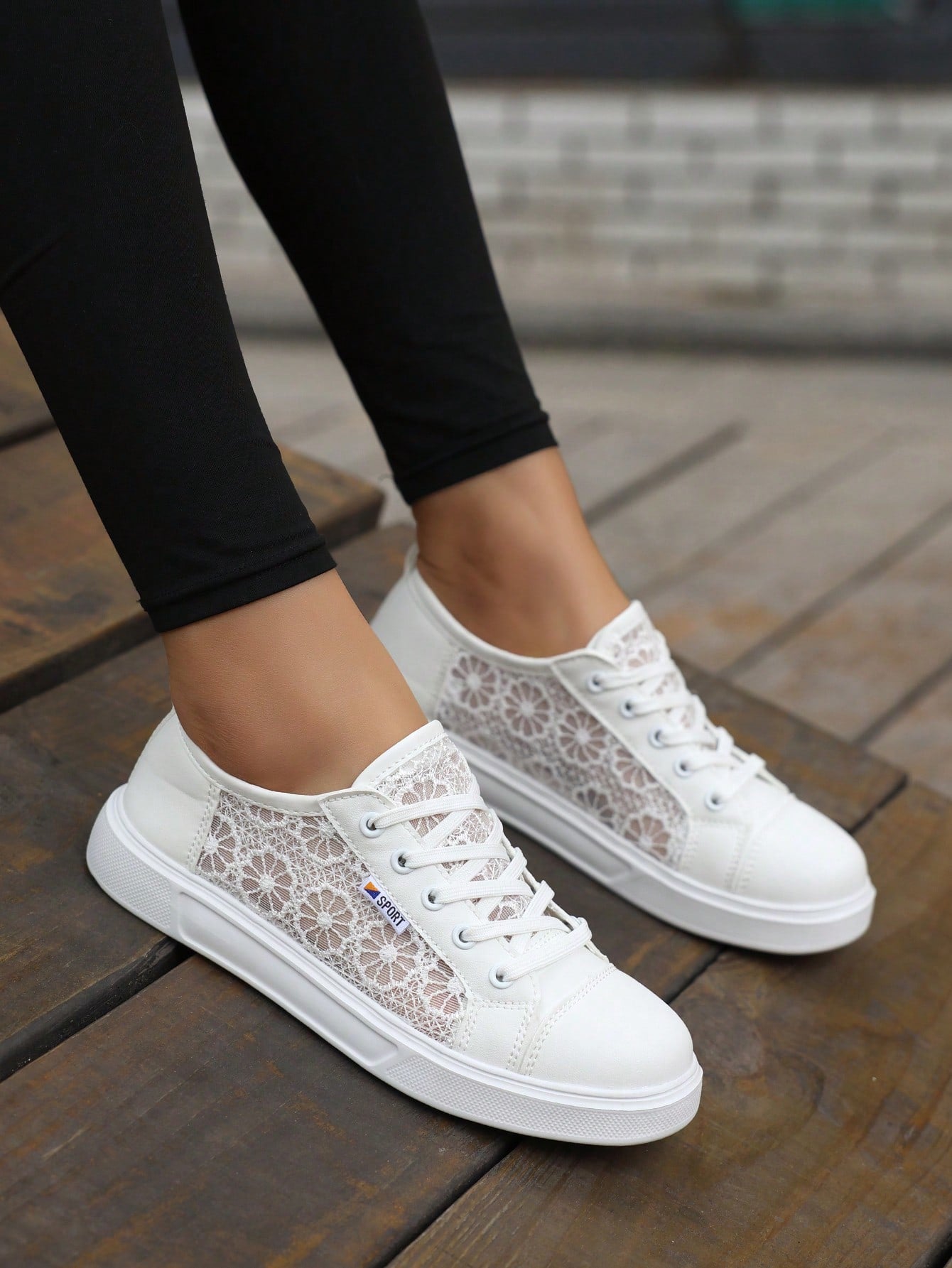 Tênis Casual Com Recortes Florais Texturizados Elegante