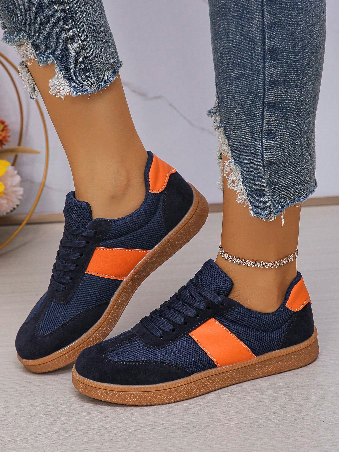 Tênis Casual Retrô Com Detalhe Contrastante