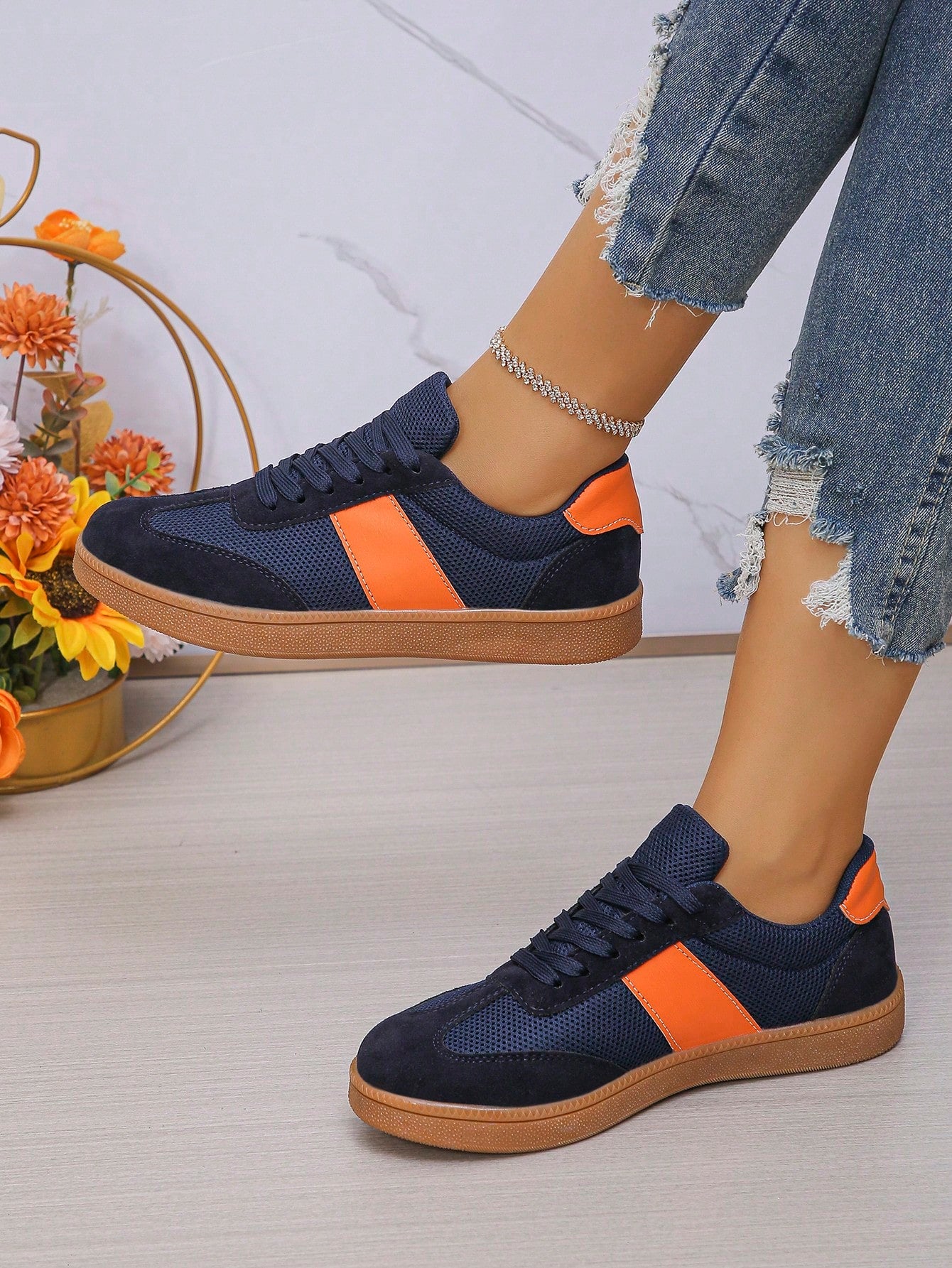 Tênis Casual Retrô Com Detalhe Contrastante