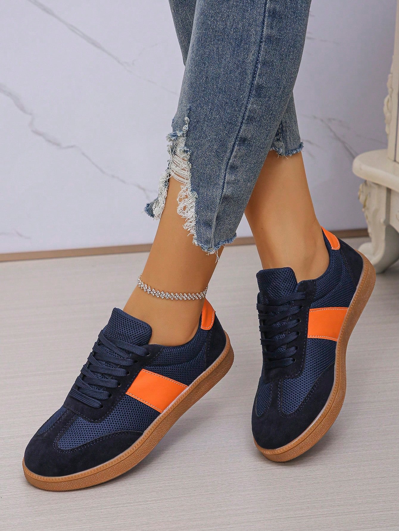 Tênis Casual Retrô Com Detalhe Contrastante