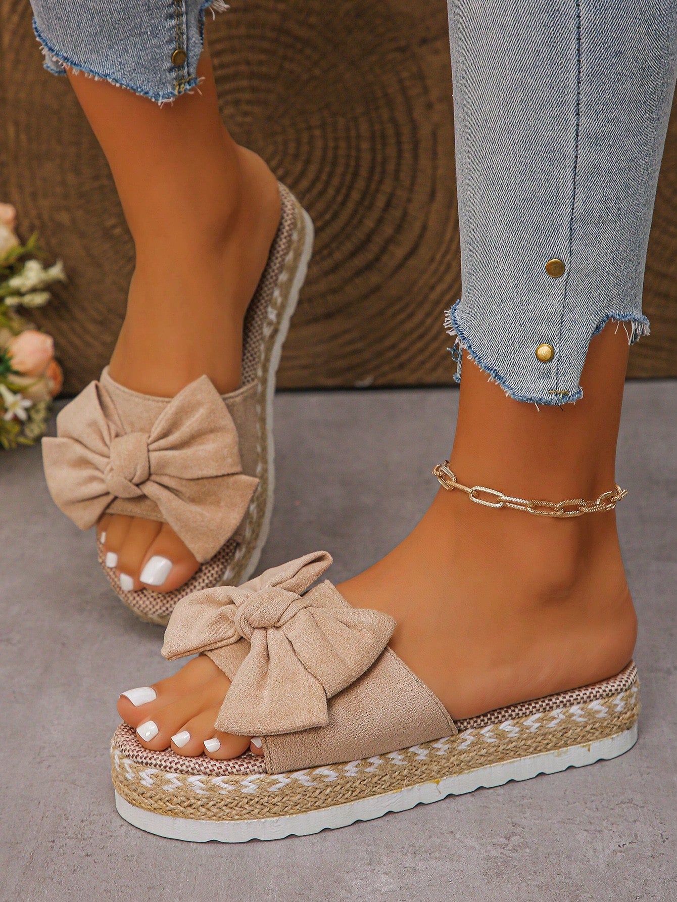 Sandália Flatform Com Laço E Detalhes Artesanais