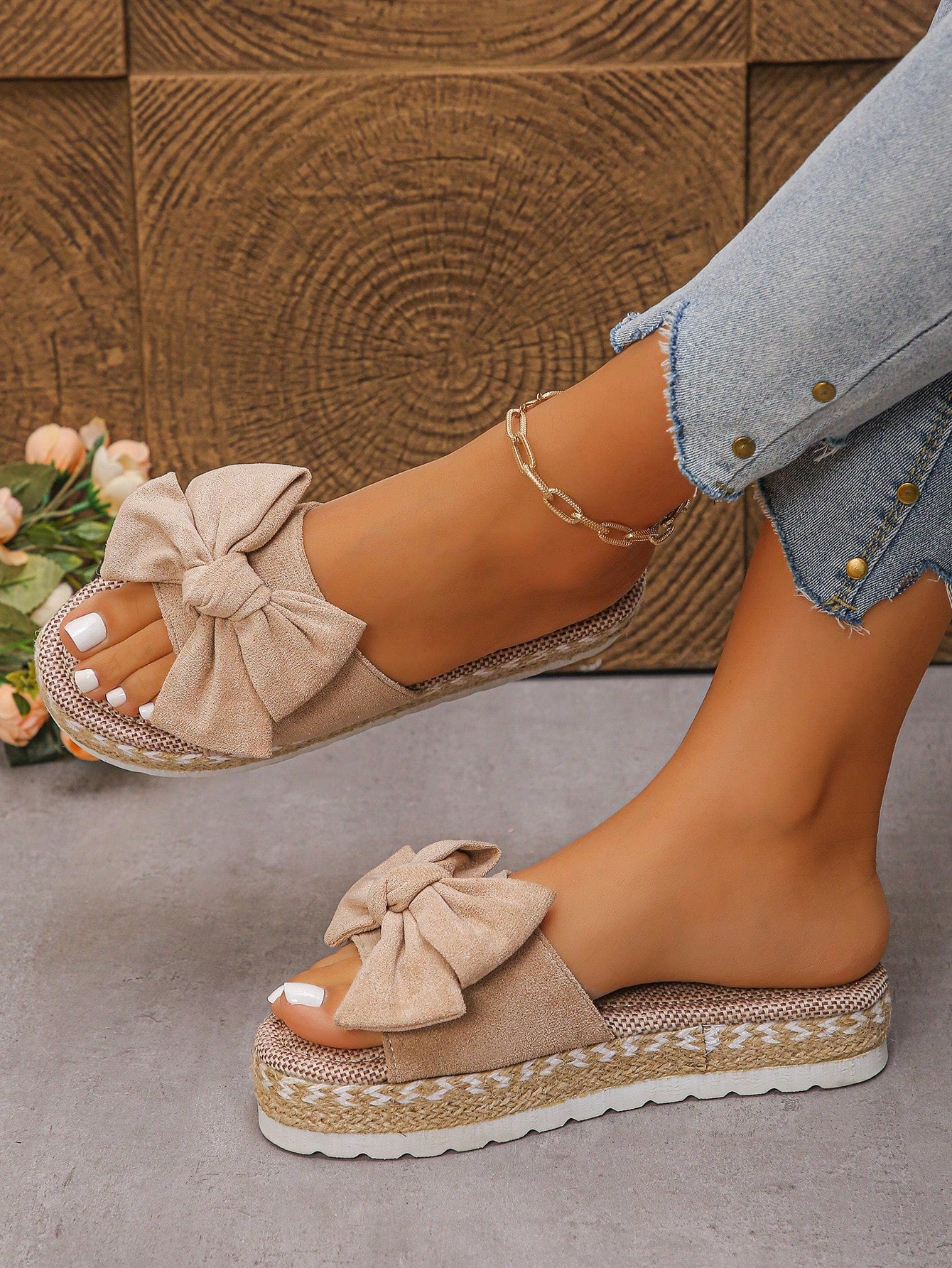 Sandália Flatform Com Laço E Detalhes Artesanais
