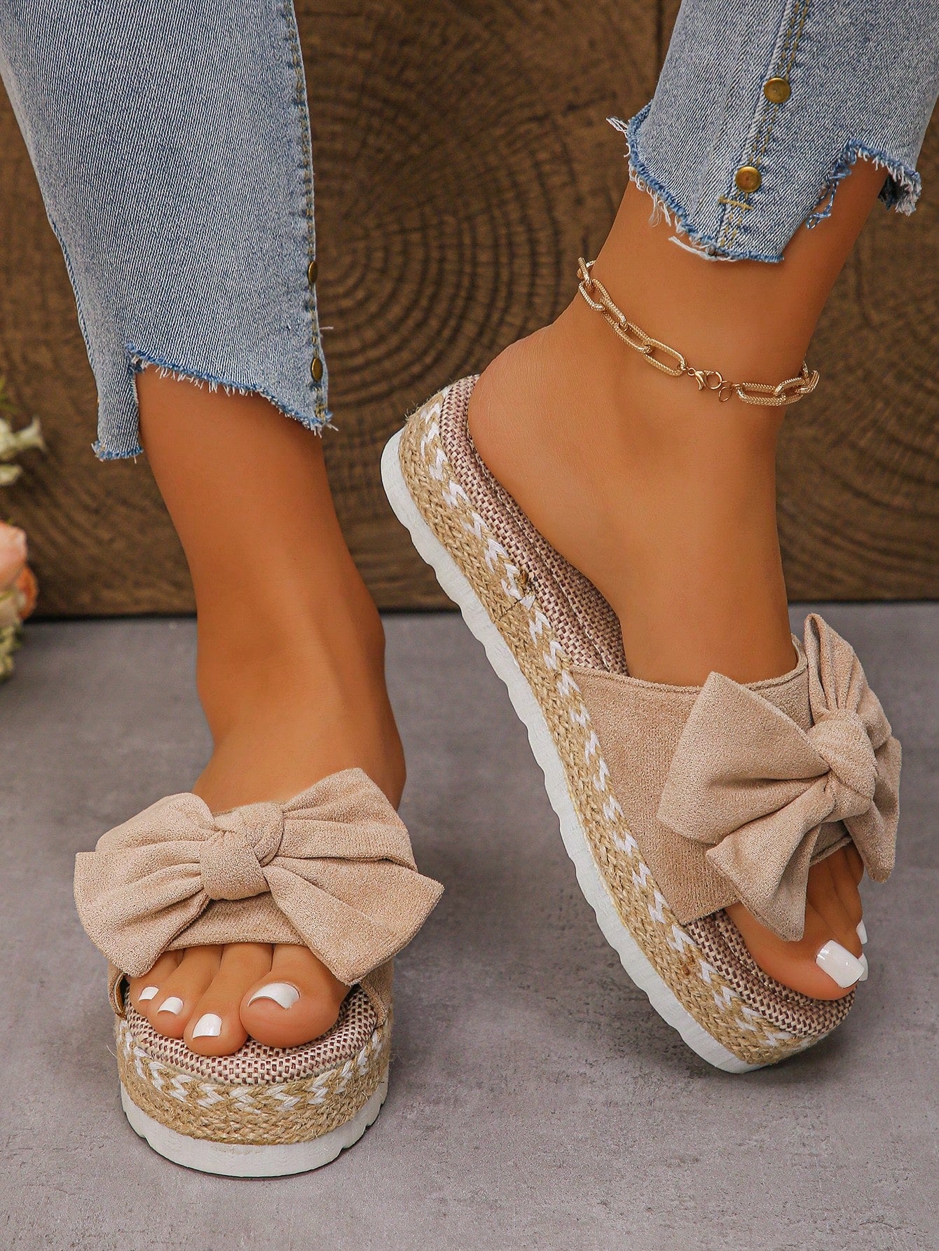 Sandália Flatform Com Laço E Detalhes Artesanais