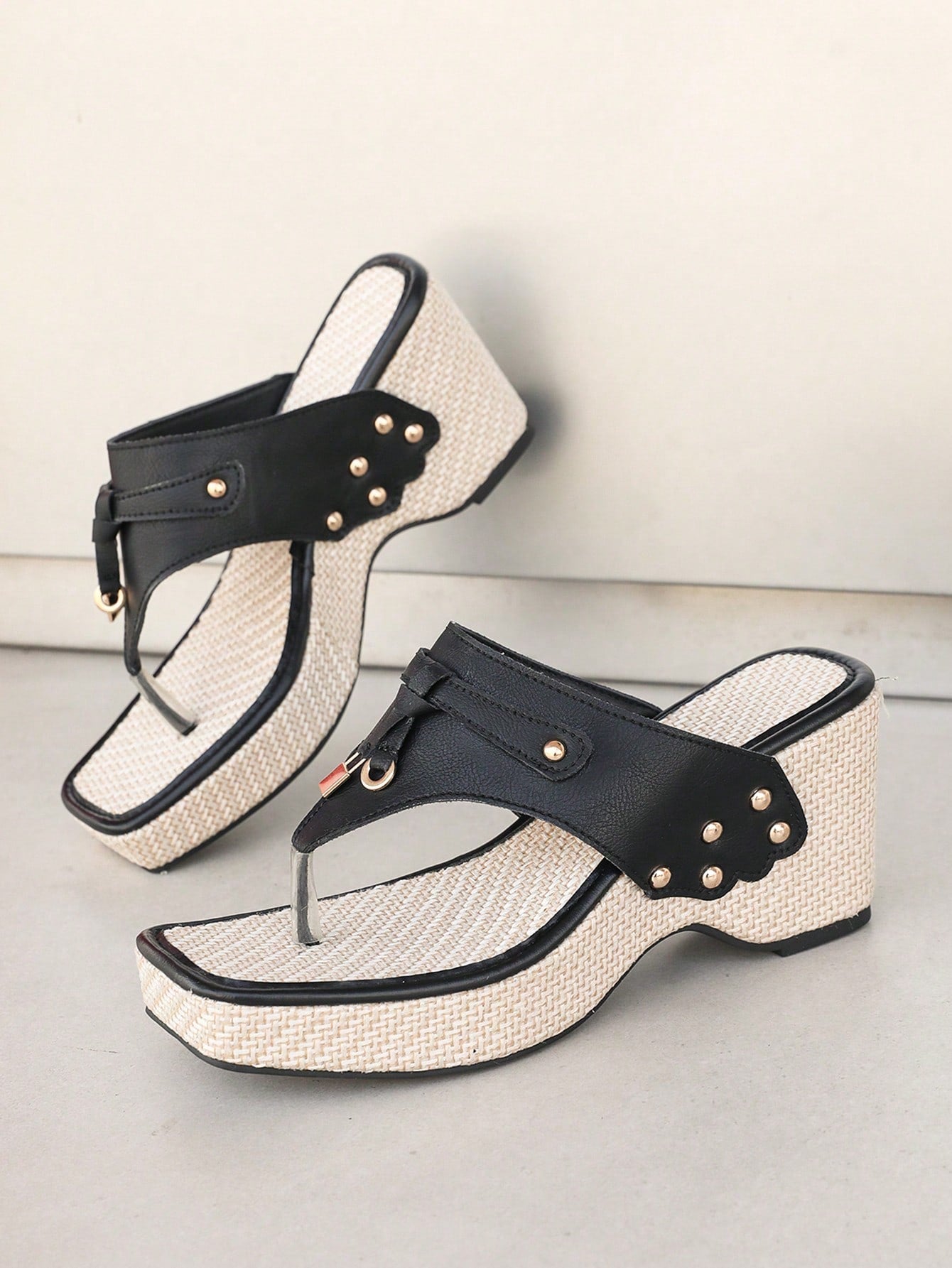 Sandália Plataforma Detalhe Tachinhas Estilo Moderno