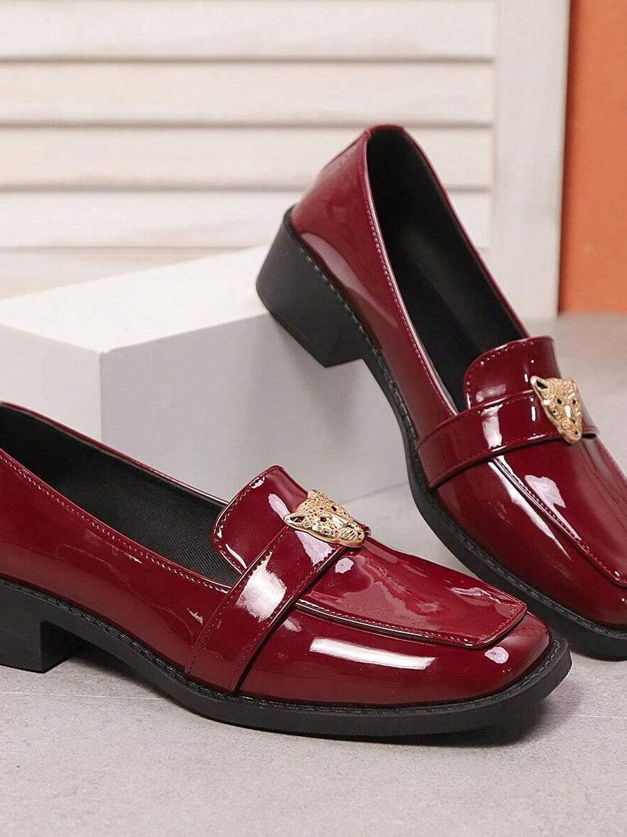 Sapato Mocassim Verniz Com Aplique Metálico Elegante