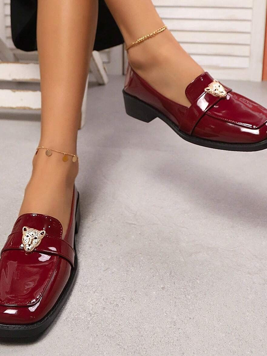 Sapato Mocassim Verniz Com Aplique Metálico Elegante