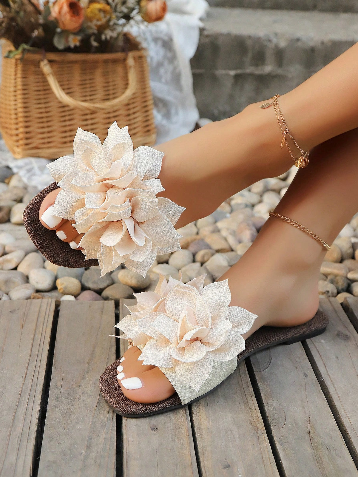 Sandália Rasteira Com Flor Grande E Detalhe De Strass