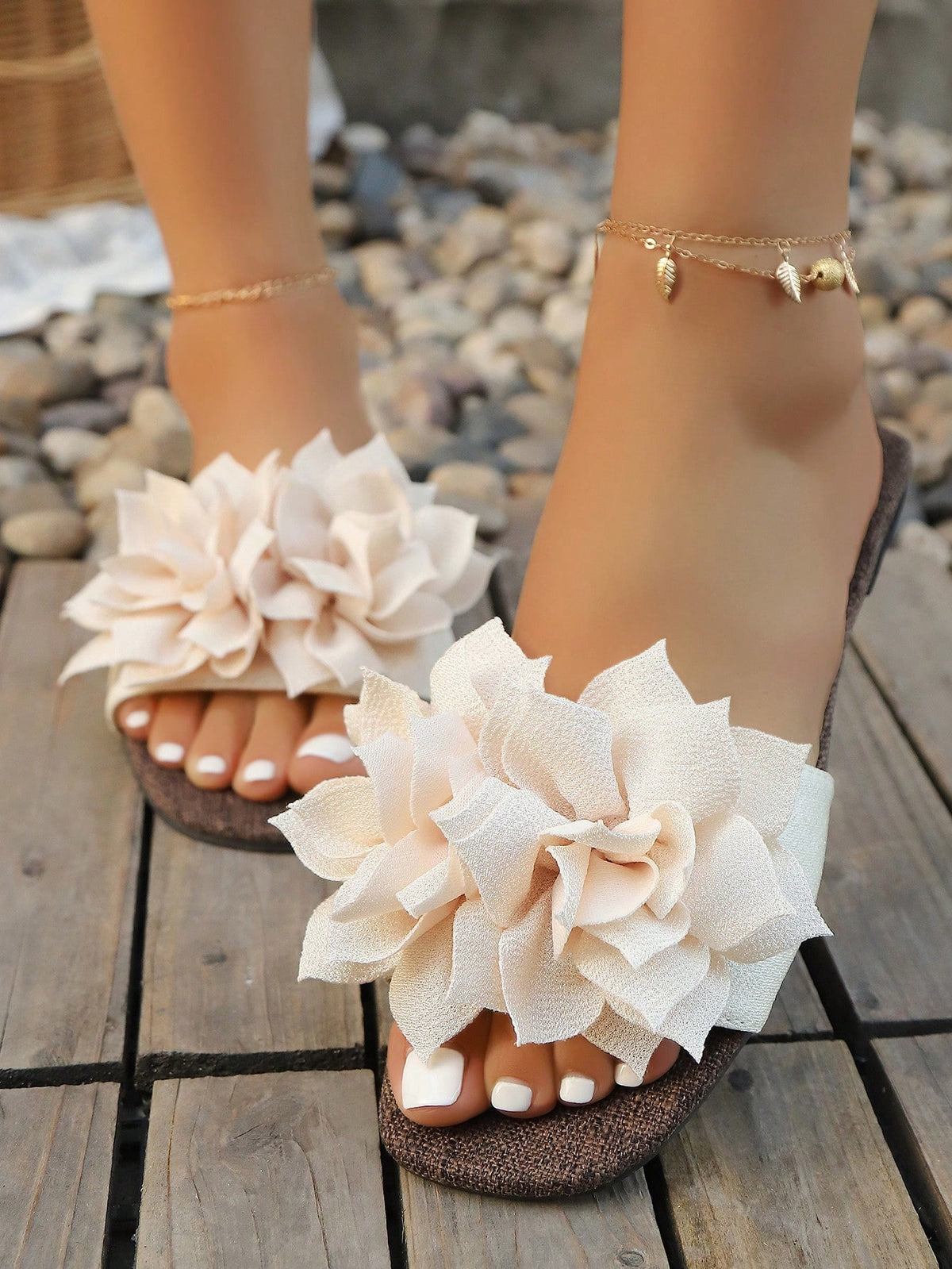 Sandália Rasteira Com Flor Grande E Detalhe De Strass