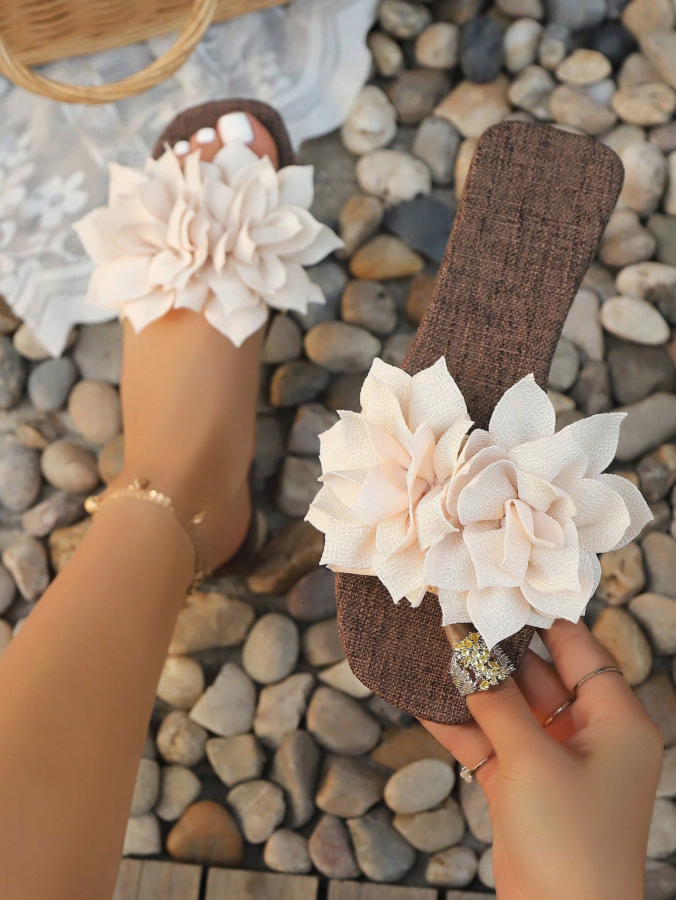 Sandália Rasteira Com Flor Grande E Detalhe De Strass