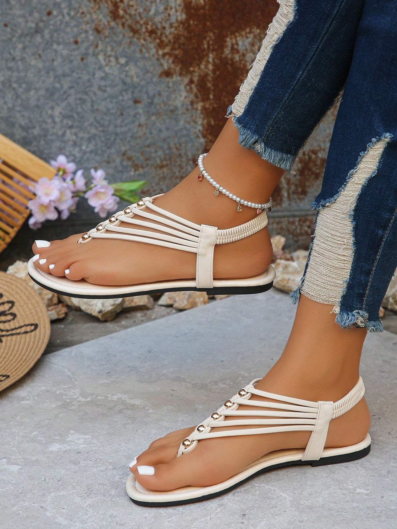Sandália Rasteira Com Tiras Finas E Detalhes Metálicos