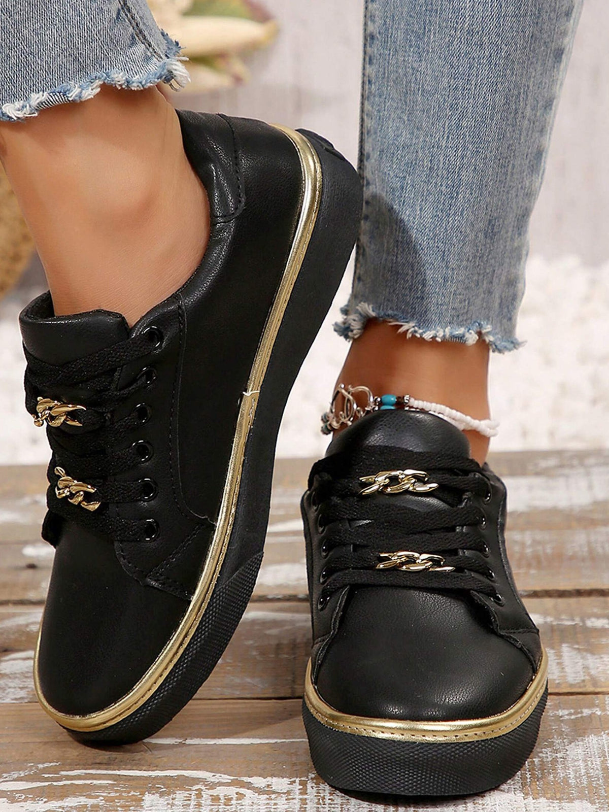 Tênis Casual Com Corrente Dourada E Sola Flatform Elegante