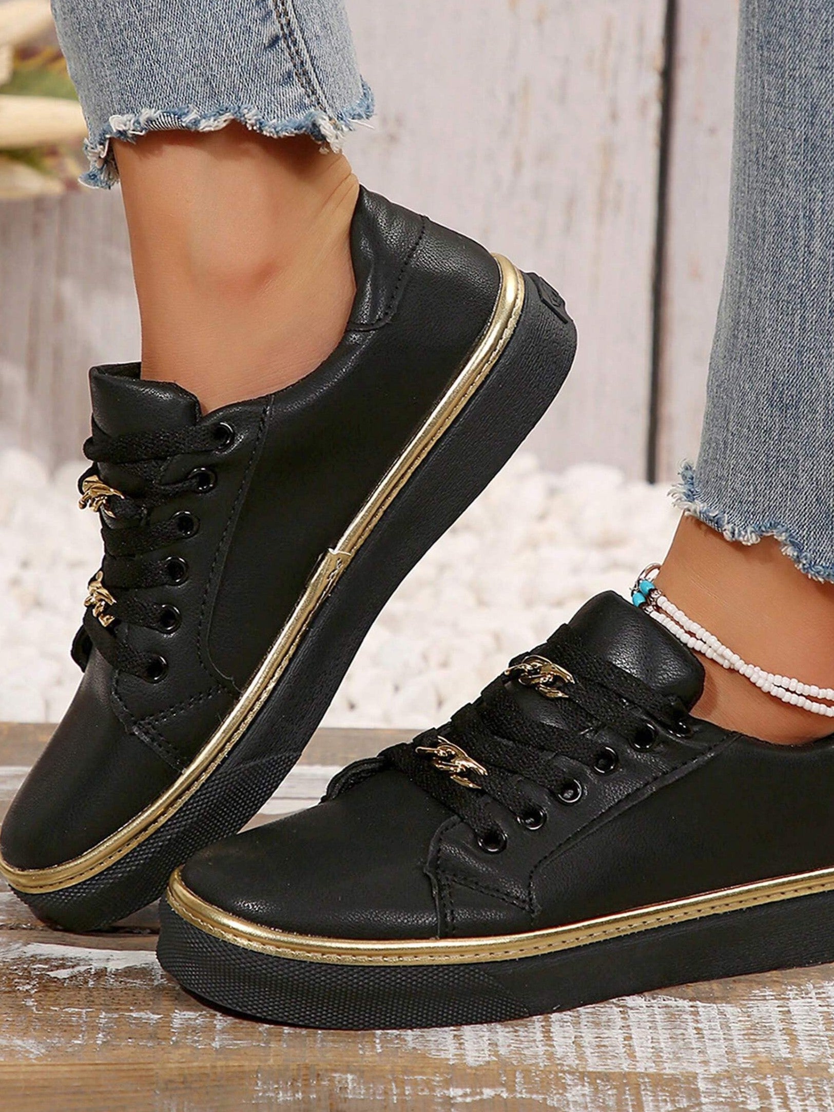 Tênis Casual Com Corrente Dourada E Sola Flatform Elegante