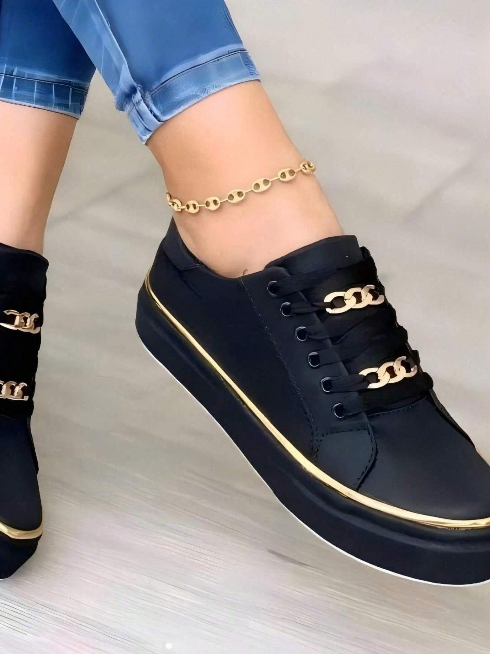 Tênis Casual Com Corrente Dourada E Sola Flatform Elegante