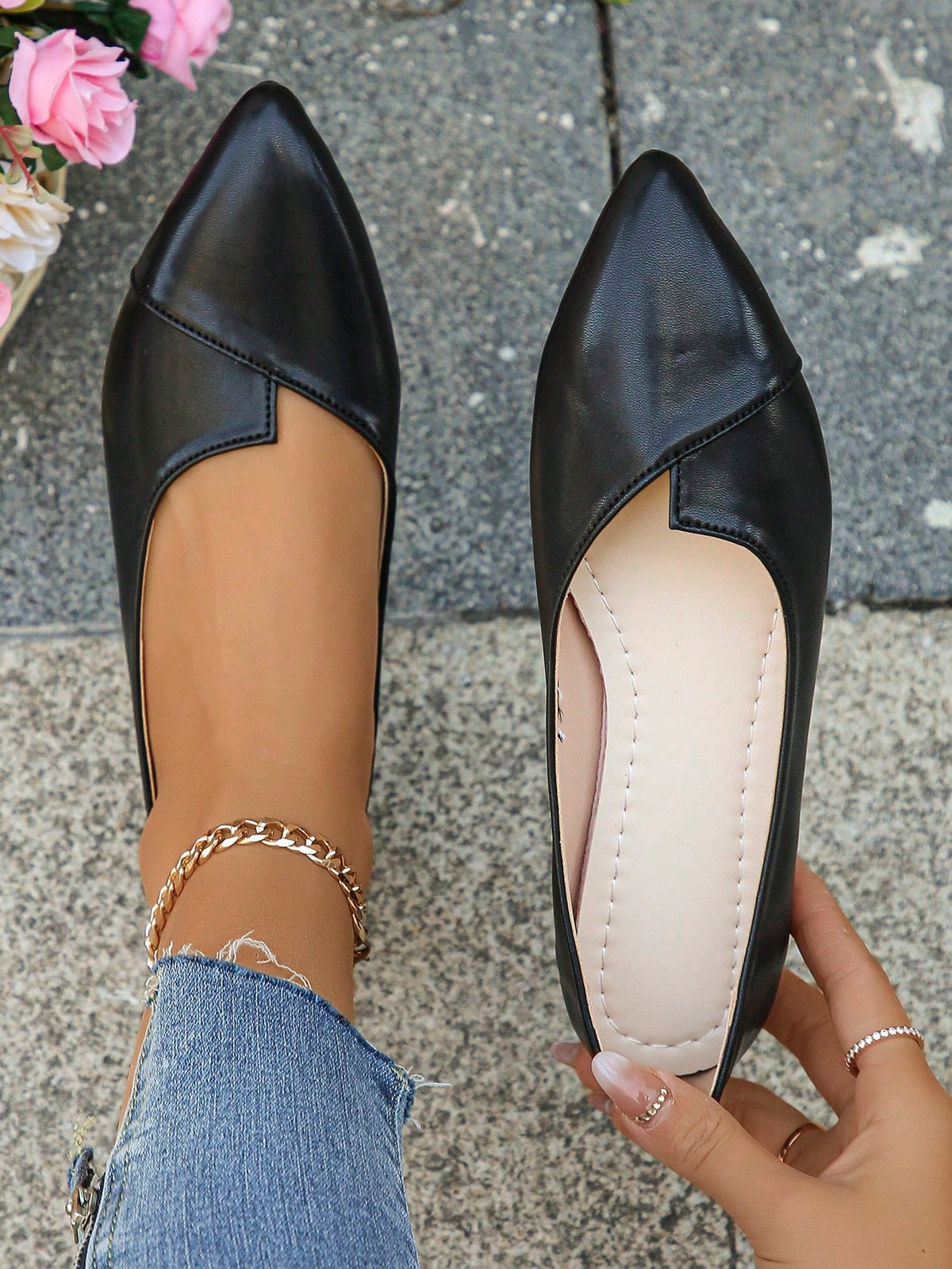 Sapatilha Bico Fino Com Recorte Assimétrico Elegante