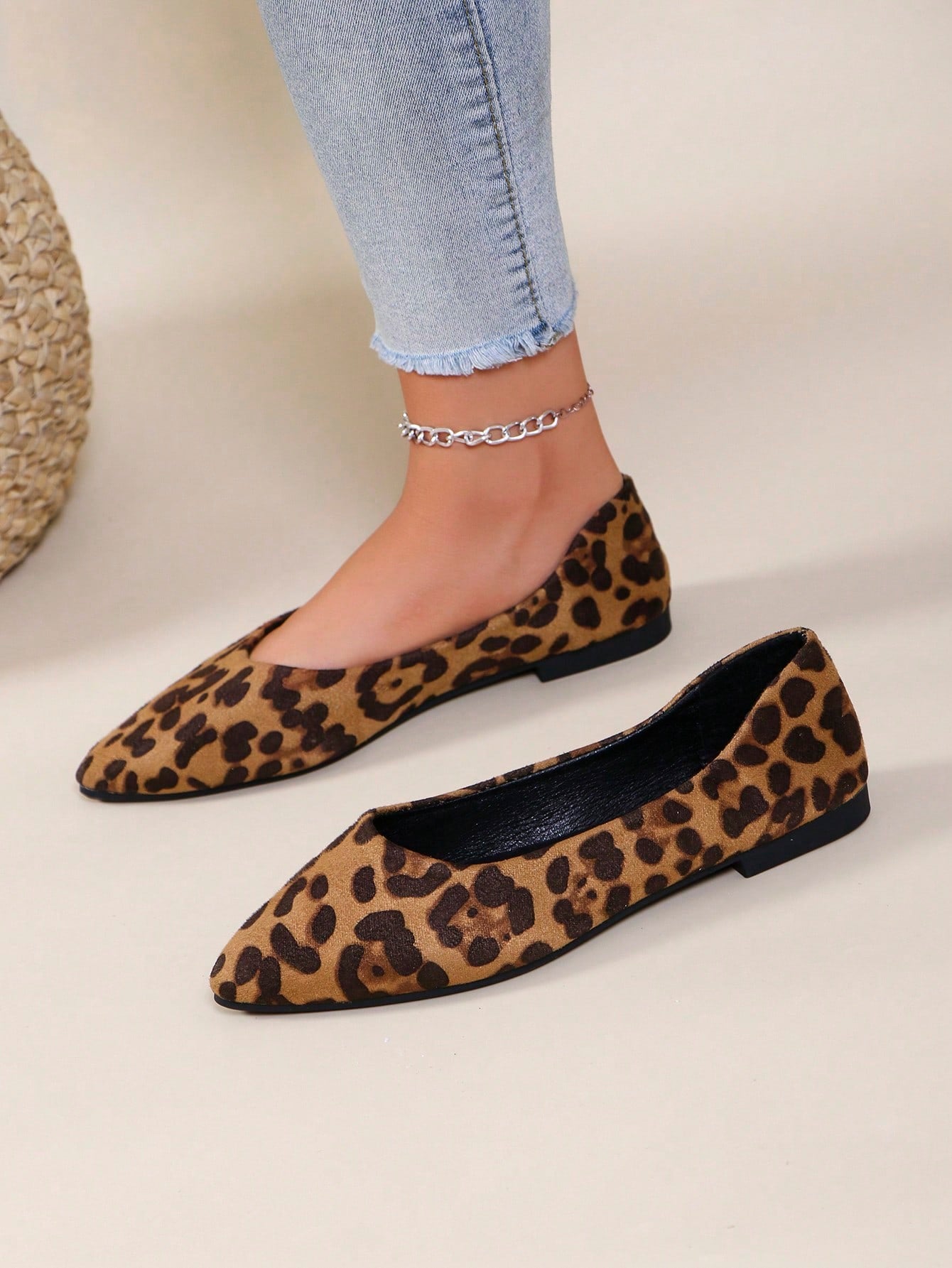 Sapatilha Bico Fino Estampa Animal Print Elegante