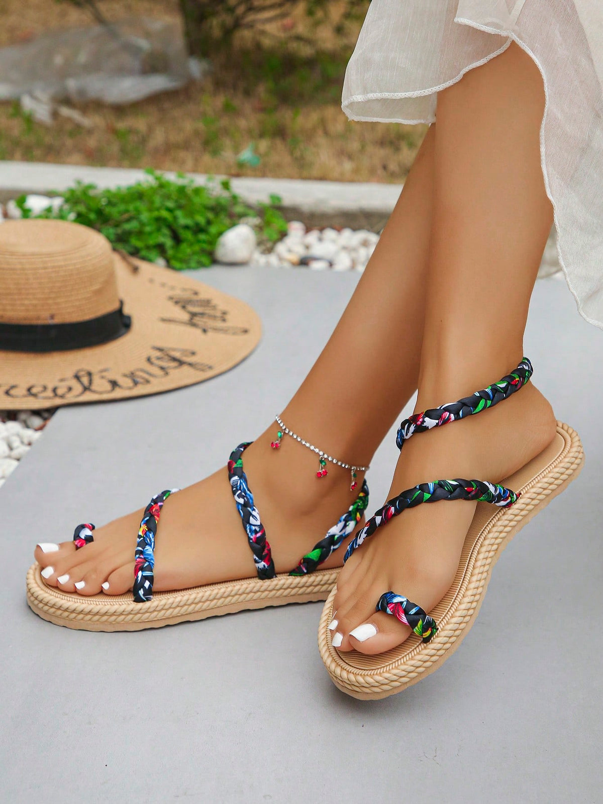 Sandália Rasteira Com Tiras Trançadas Estampadas