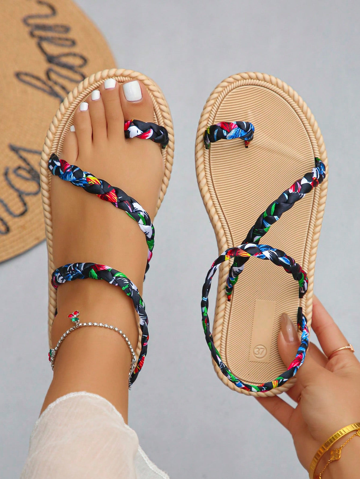Sandália Rasteira Com Tiras Trançadas Estampadas