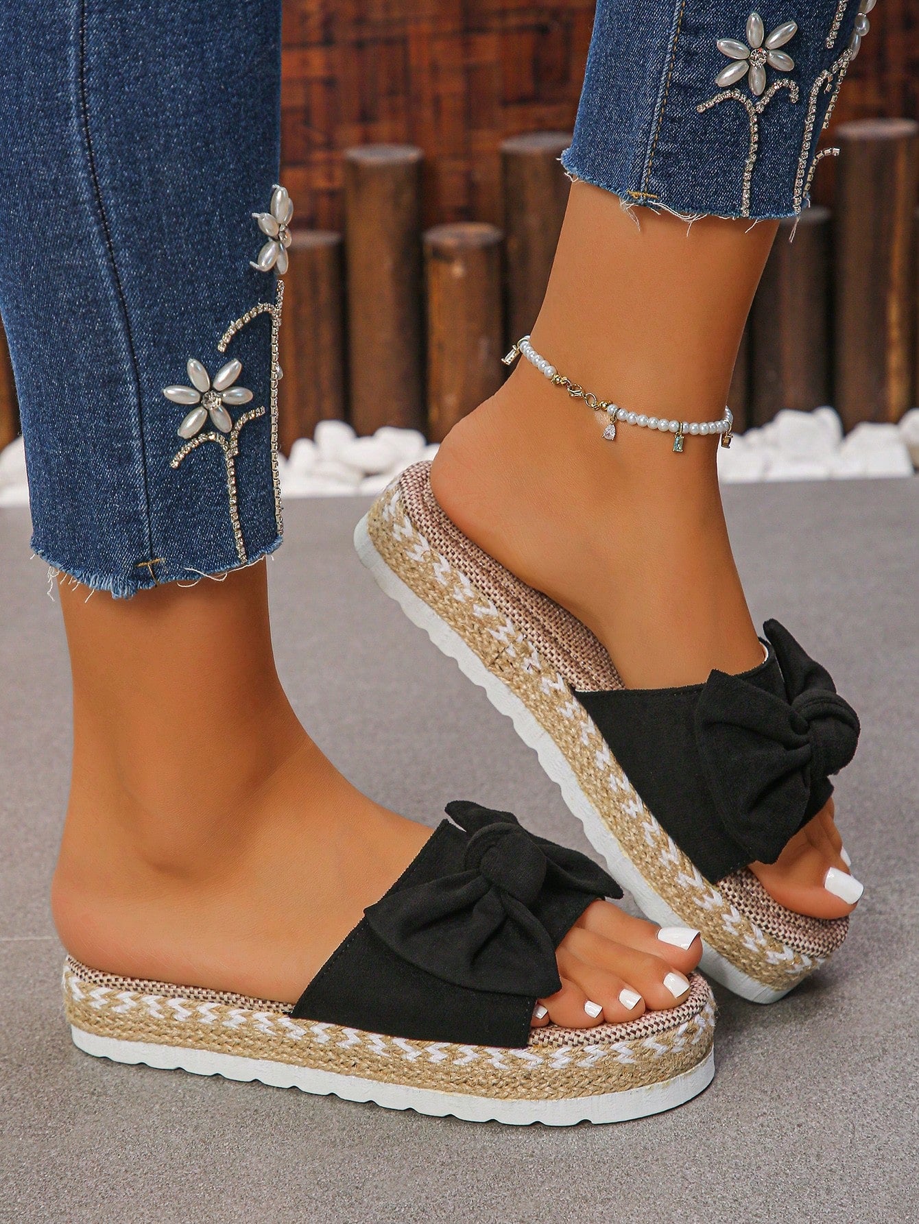Sandália Flatform Com Laço E Detalhes Artesanais