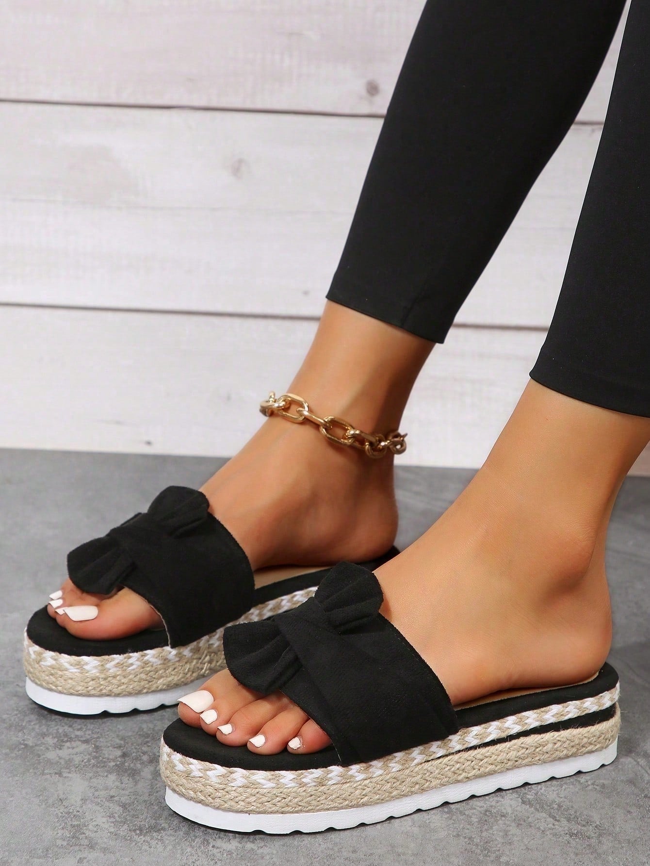 Sandália Flatform Com Laço Pérolas E Detalhes Artesanais