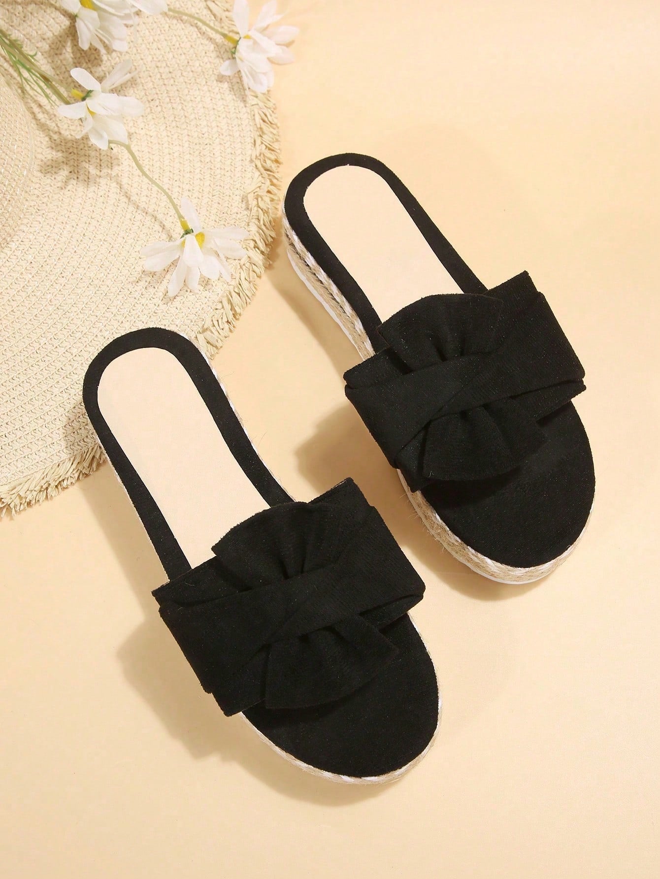 Sandália Flatform Com Laço Pérolas E Detalhes Artesanais