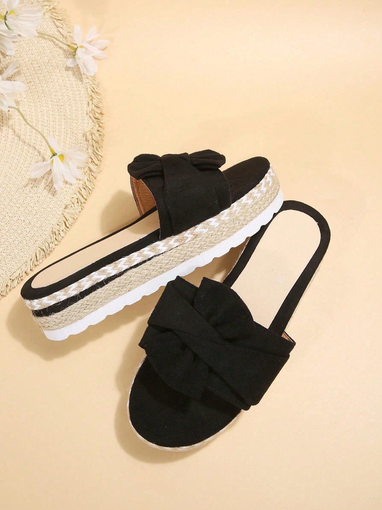 Sandália Flatform Com Laço Pérolas E Detalhes Artesanais
