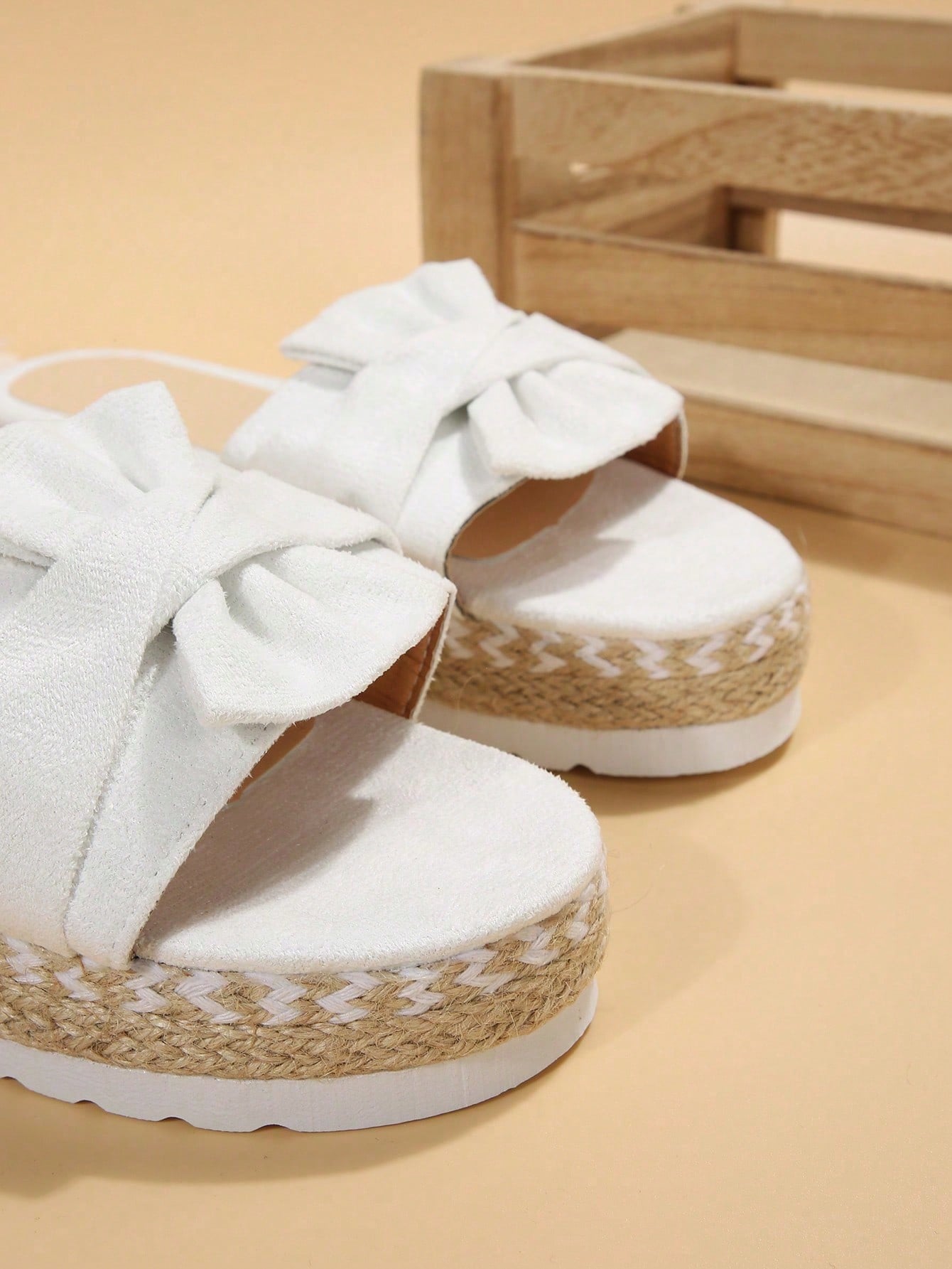 Sandália Flatform Com Laço Pérolas E Detalhes Artesanais