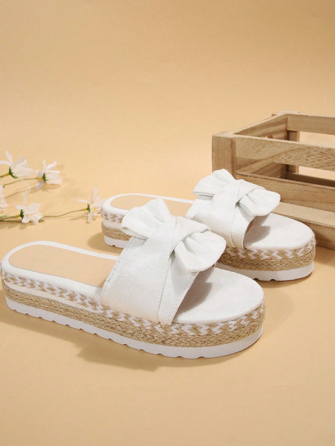 Sandália Flatform Com Laço Pérolas E Detalhes Artesanais