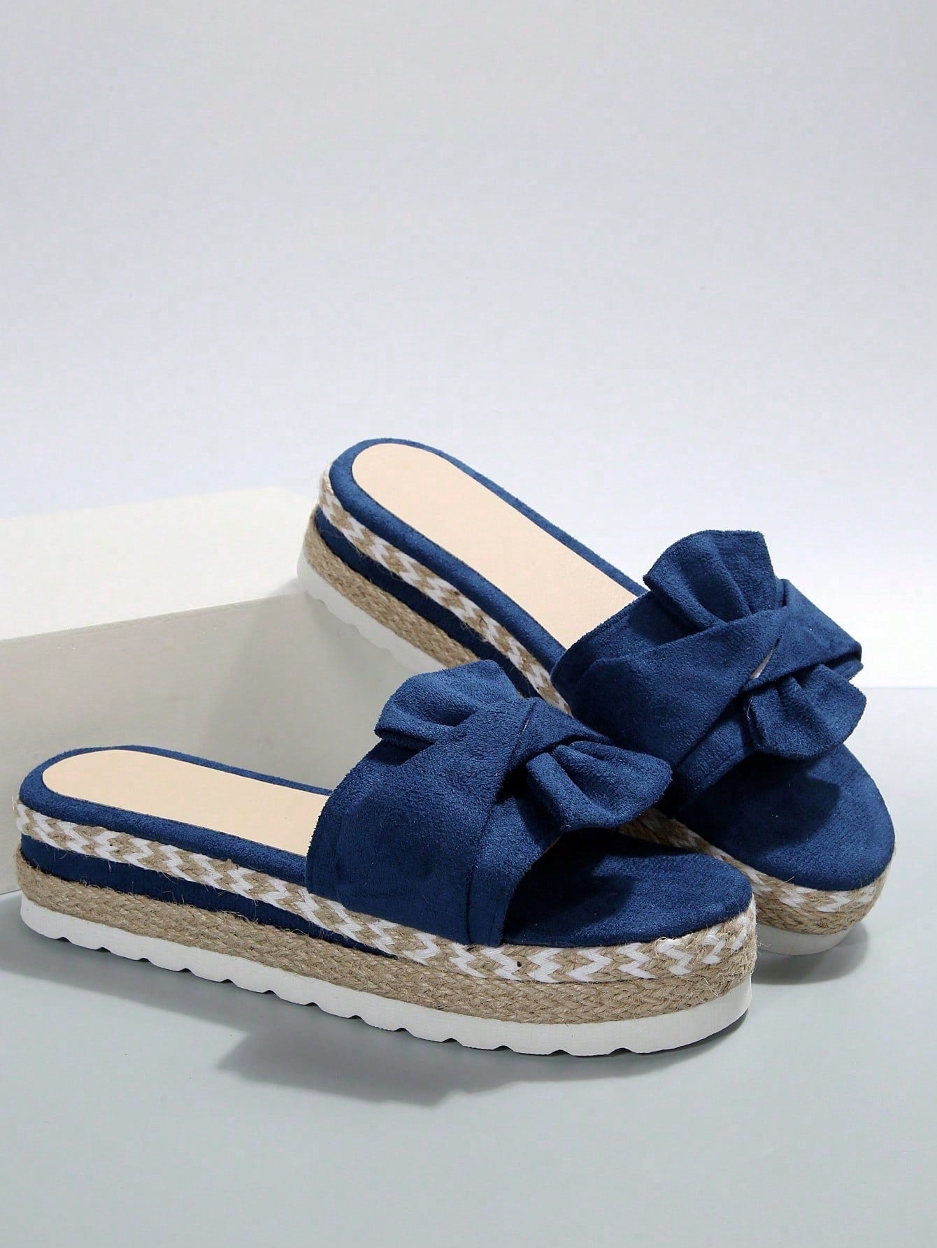 Sandália Flatform Com Laço Pérolas E Detalhes Artesanais
